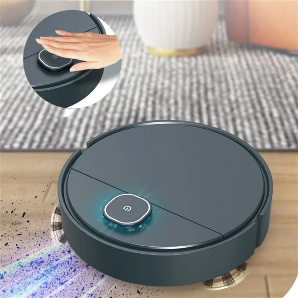 Roboter-Staubsauger auf Holzboden. Eine Hand berührt den Einschaltknopf.