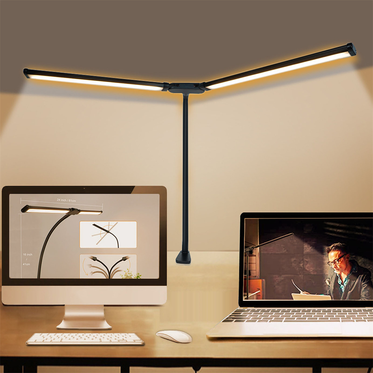 Eine schwarze, Y-förmige Schreibtischlampe beleuchtet einen Schreibtisch mit Computer und Laptop; eine Person arbeitet.