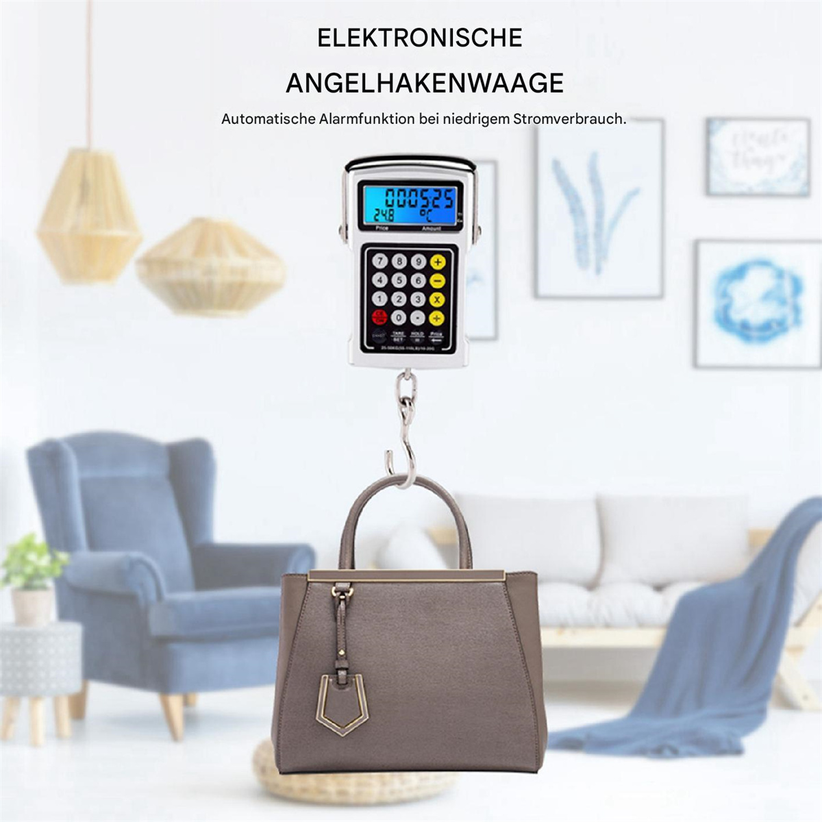 Eine digitale Angelwaage mit einer Tasche, die daran hängt. Der Hintergrund zeigt ein Wohnzimmer.