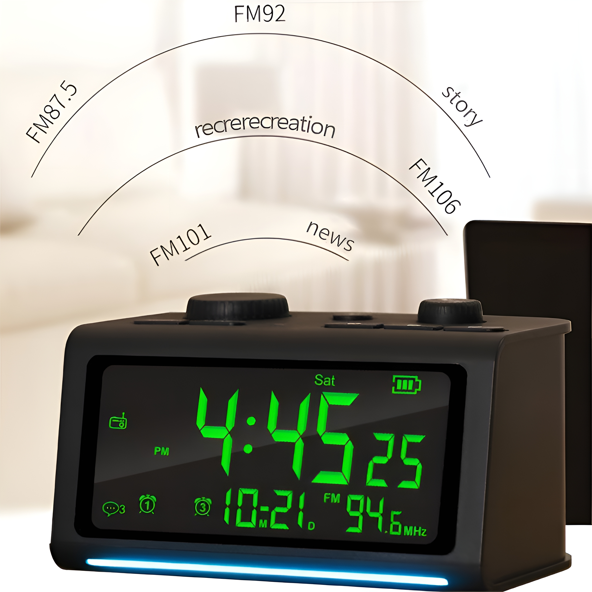 Schwarze Digitaluhr. Grüne Anzeige zeigt Zeit und Radiofrequenzen.