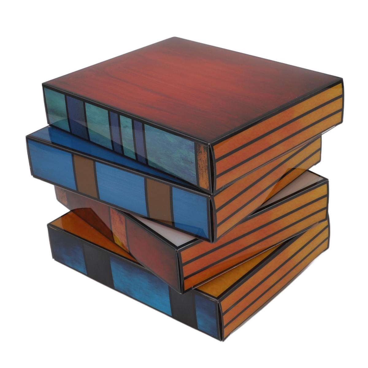 Ein Stapel bunter Kisten. Jede Kiste hat ein anderes Design mit orange, blau und braun.