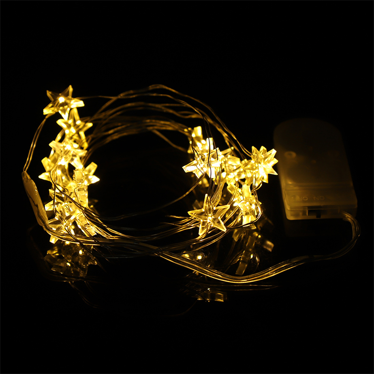 Lichterkette mit gelben sternförmigen Lichtern auf schwarzem Hintergrund.