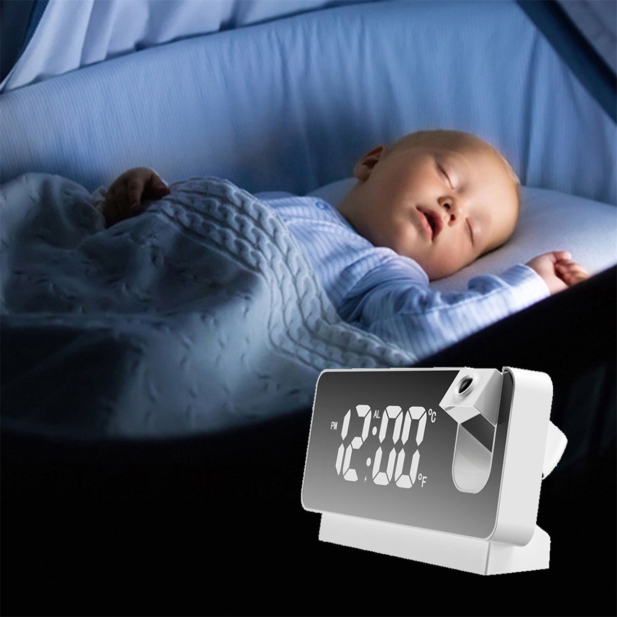 Ein Baby schläft in einem Kinderbett. Eine Digitaluhr zeigt die Zeit an und projiziert sie auf das Bett.