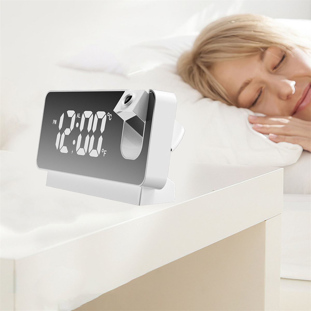 Digitaler Wecker auf einem Nachttisch, der die Uhrzeit an die Wand projiziert. Eine Frau schläft im Bett.