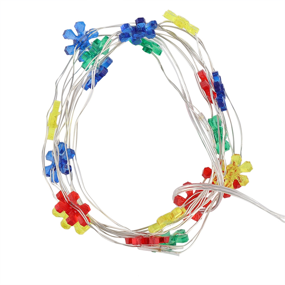 Eine Lichterkette mit bunten blütenförmigen LEDs auf weißem Hintergrund.