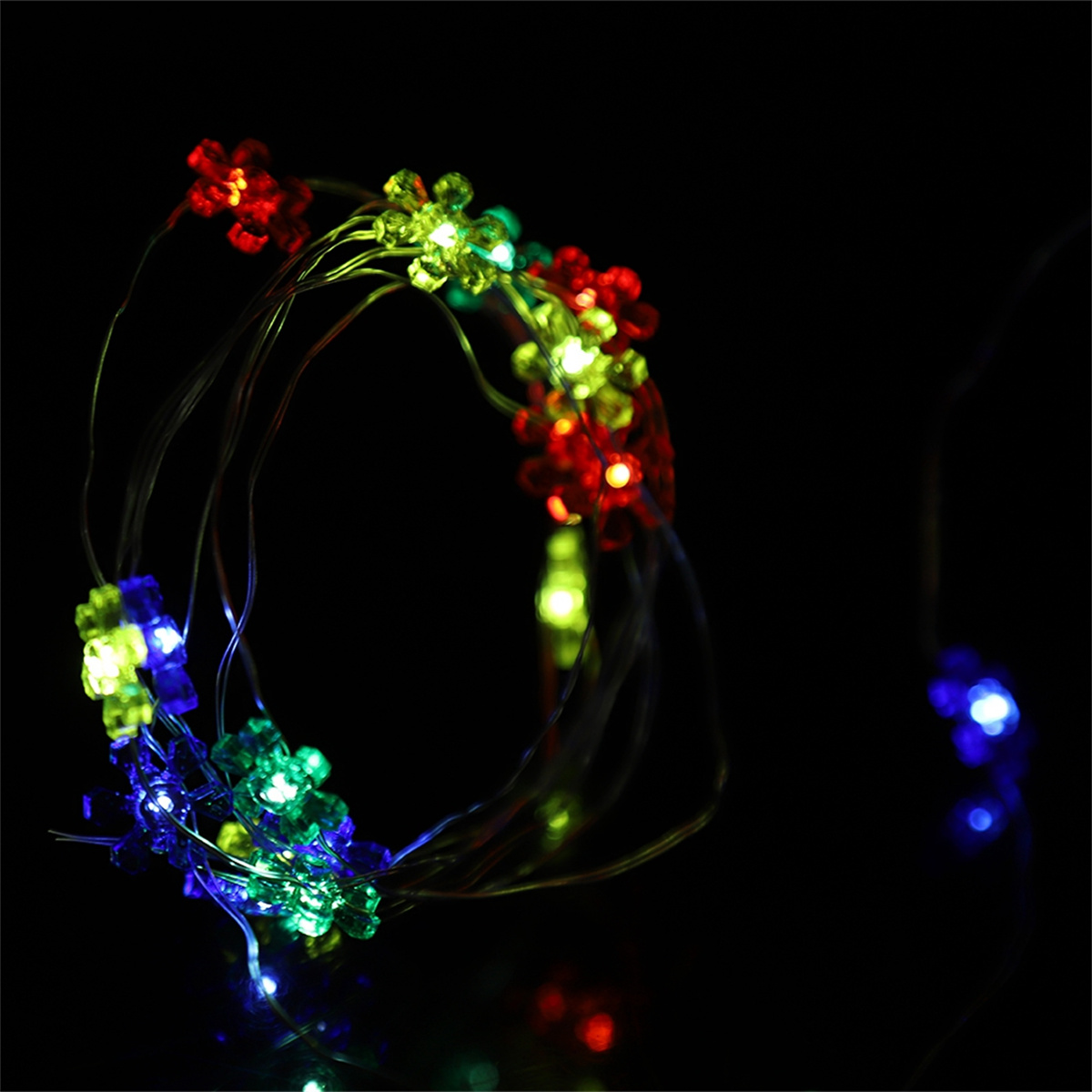 Bunte LED-Lichter in Kreisform, mit schwarzem Hintergrund.