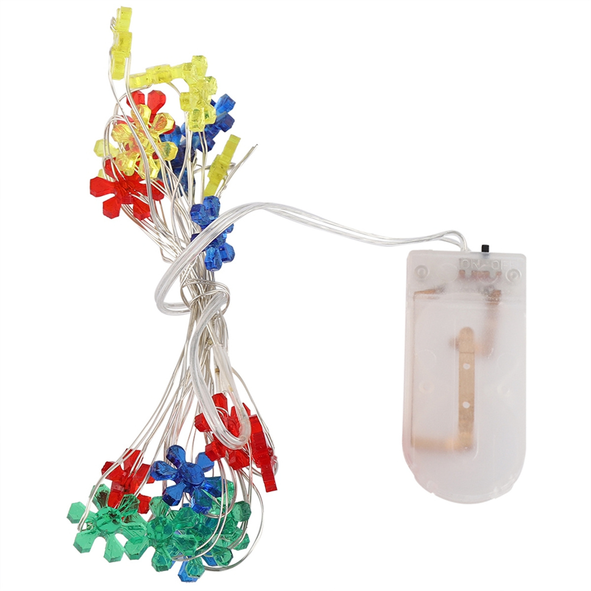 Lichterkette mit bunten Schneeflocken-Dekorationen und einem Akkupack. Weißer Hintergrund.