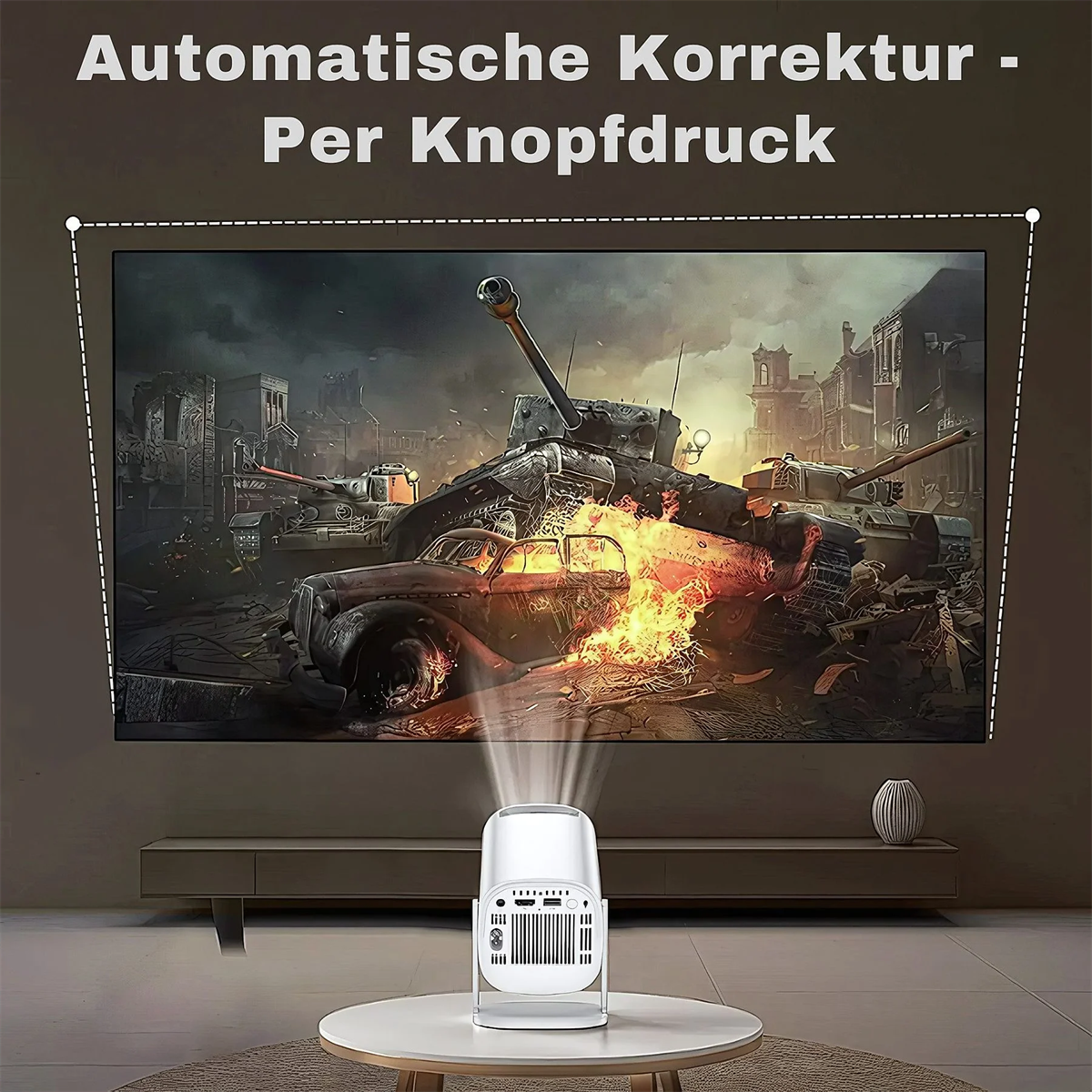 Ein Projektor, der eine Kriegsszene an einer Wand zeigt, mit dem Text 'Automatische Korrektur - Per Knopfdruck'.