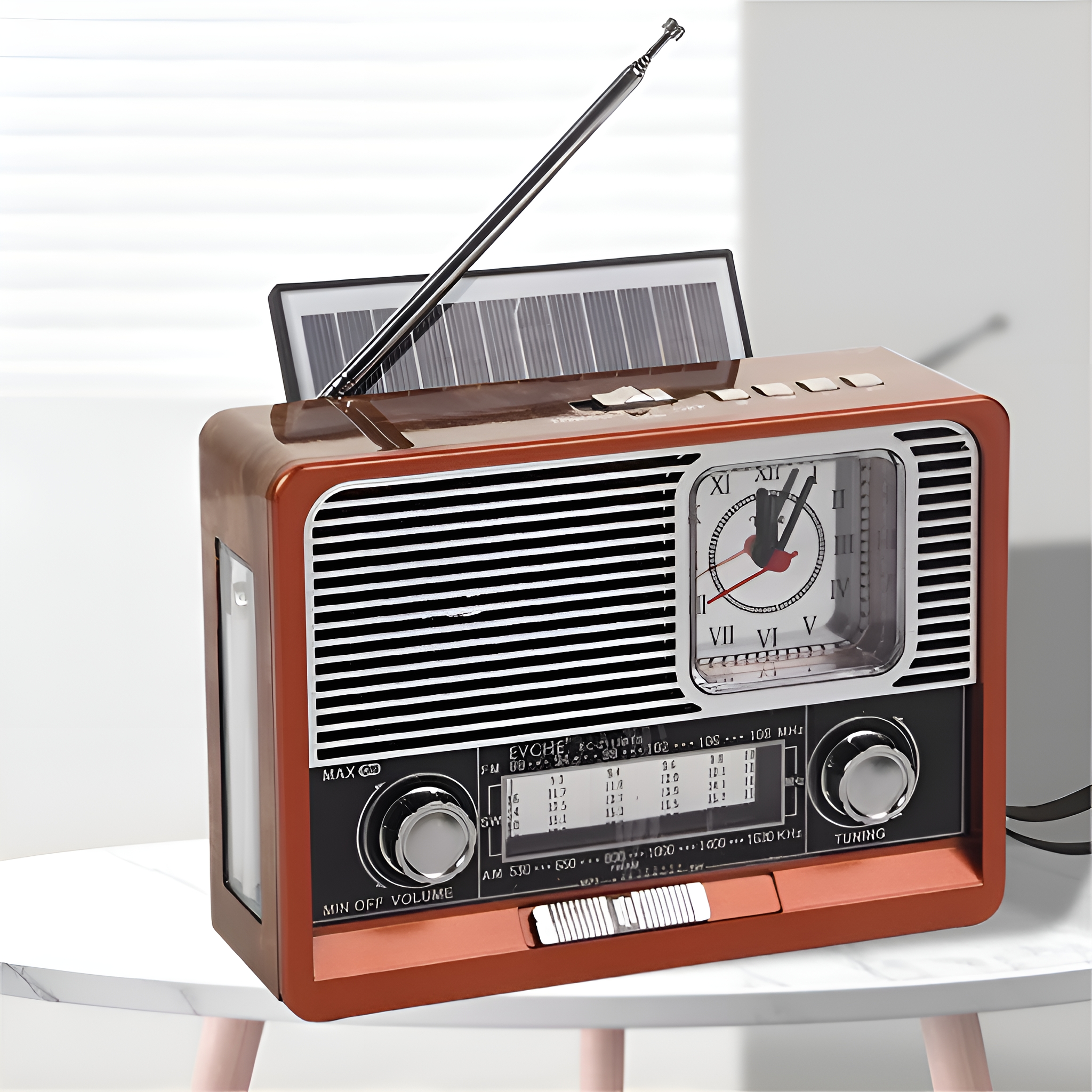 Radio im Retro-Stil mit Uhr und Solarpanel. Braune Farbe auf einem weißen Tisch.