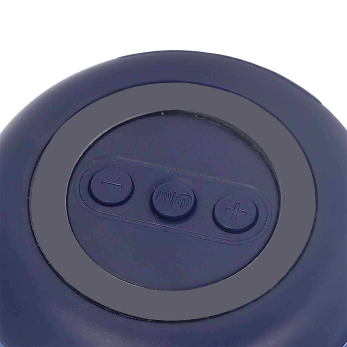 Nahaufnahme eines blauen Lautsprechers mit drei Tasten: Minus, Ein/Aus und Plus, umgeben von einem grauen Ring.