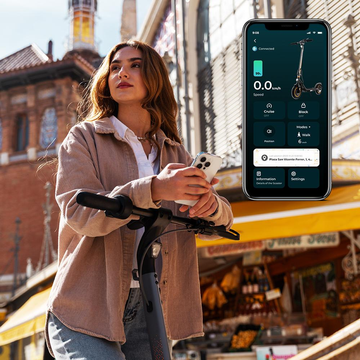 Donna su e-scooter, con telefono che mostra statistiche. Edifici sullo sfondo.