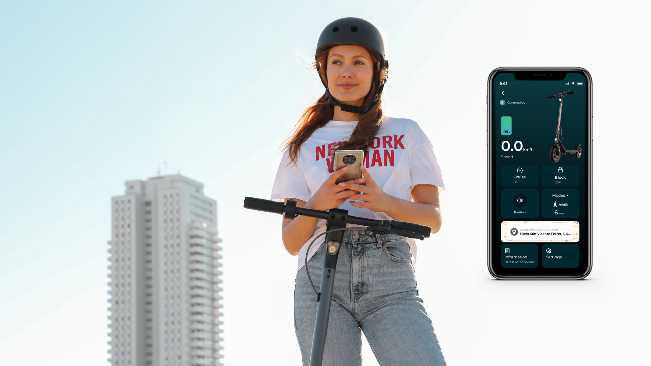 Frau auf Roller hält Telefon. App zeigt Rollerinfo. Stadt im Hintergrund.