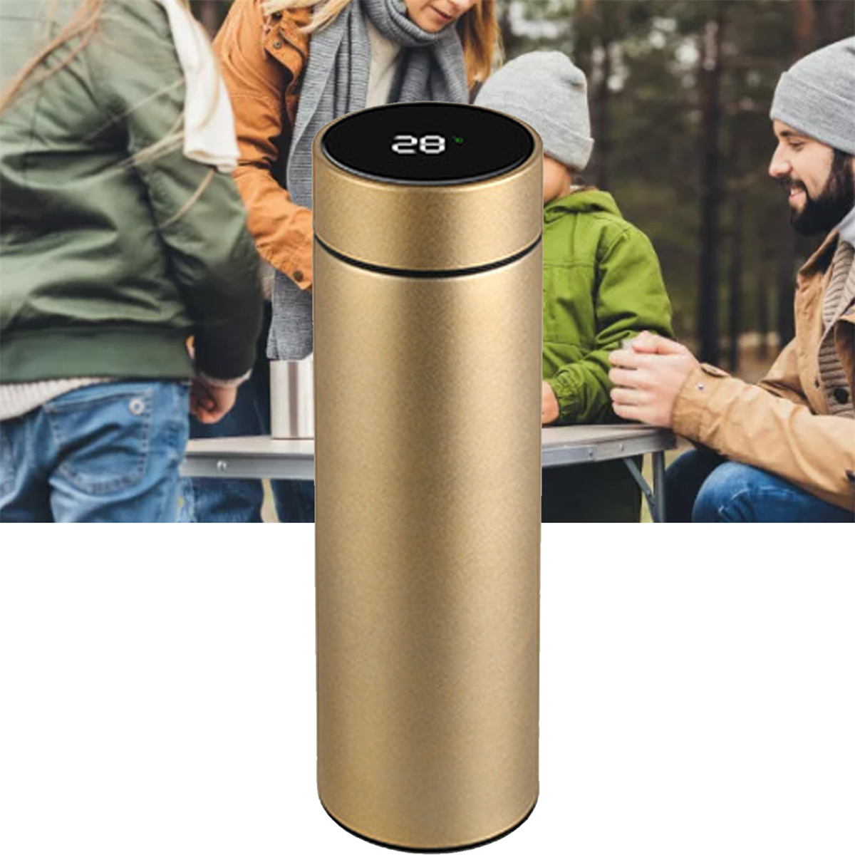 Goldene Thermoskanne mit Digitalanzeige, die 28 Grad zeigt. Menschen im unscharfen Hintergrund.