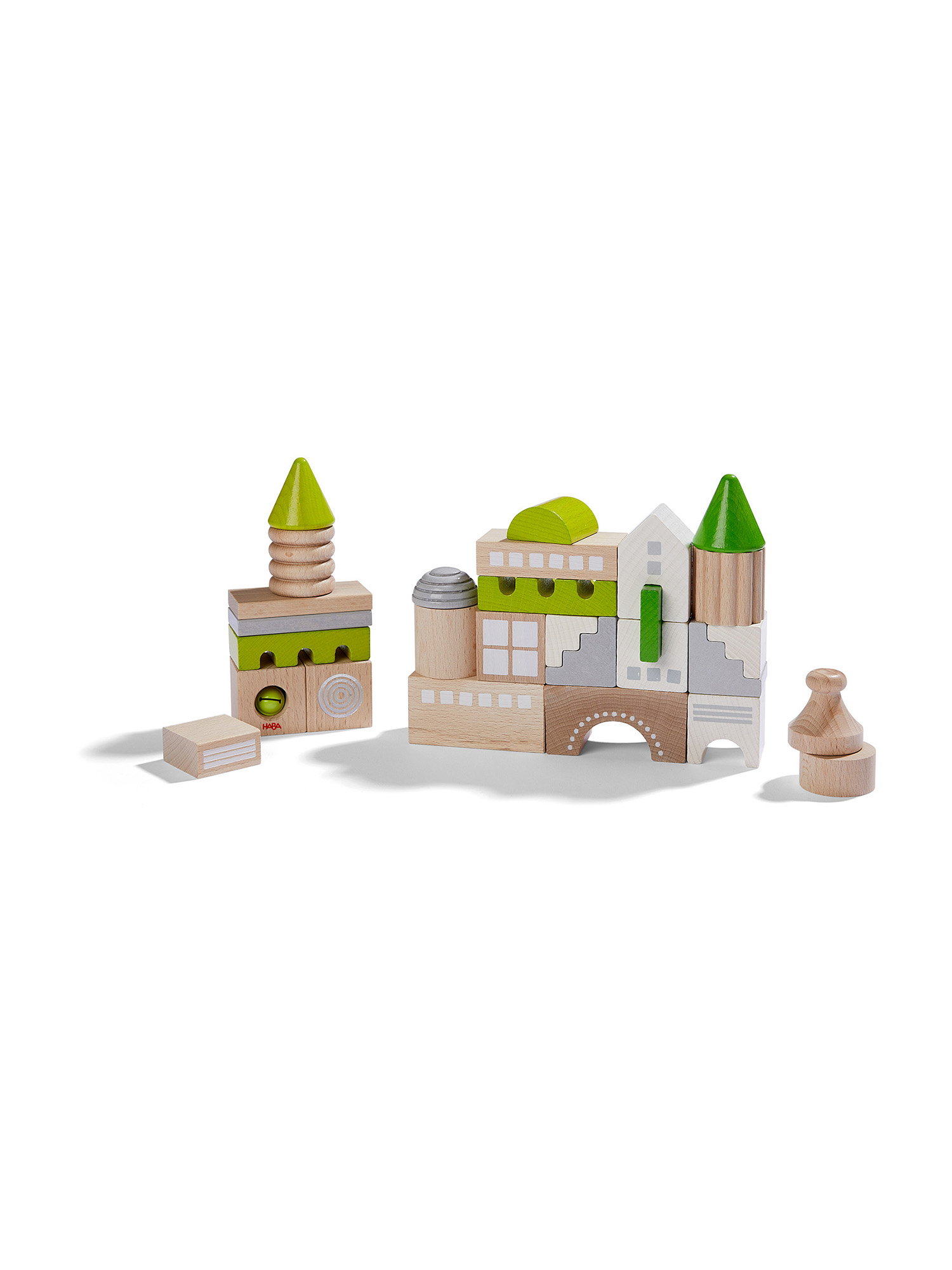 Blocchi di legno disposti per assomigliare a una piccola città. Sono visibili accenti verdi e grigi.