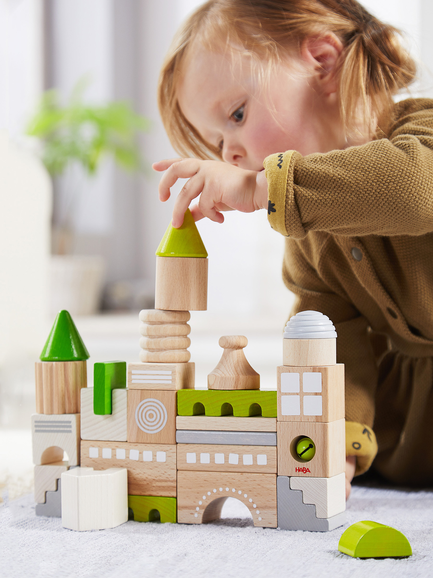 Un bambino che gioca con blocchi di legno. Il bambino costruisce un edificio con i blocchi.
