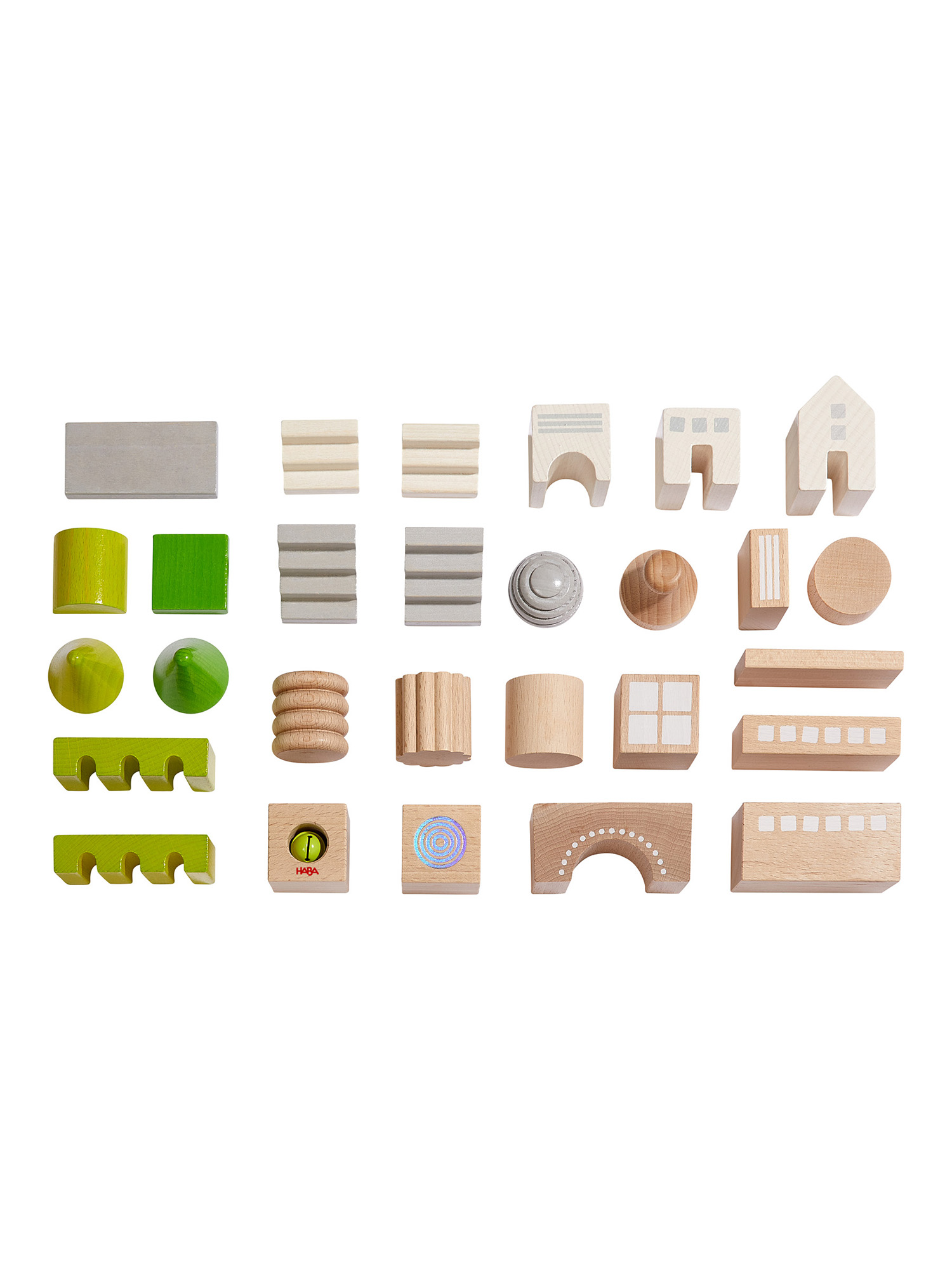 Assortimento di blocchi di legno di varie forme e colori. Alcuni sono verdi o grigi.