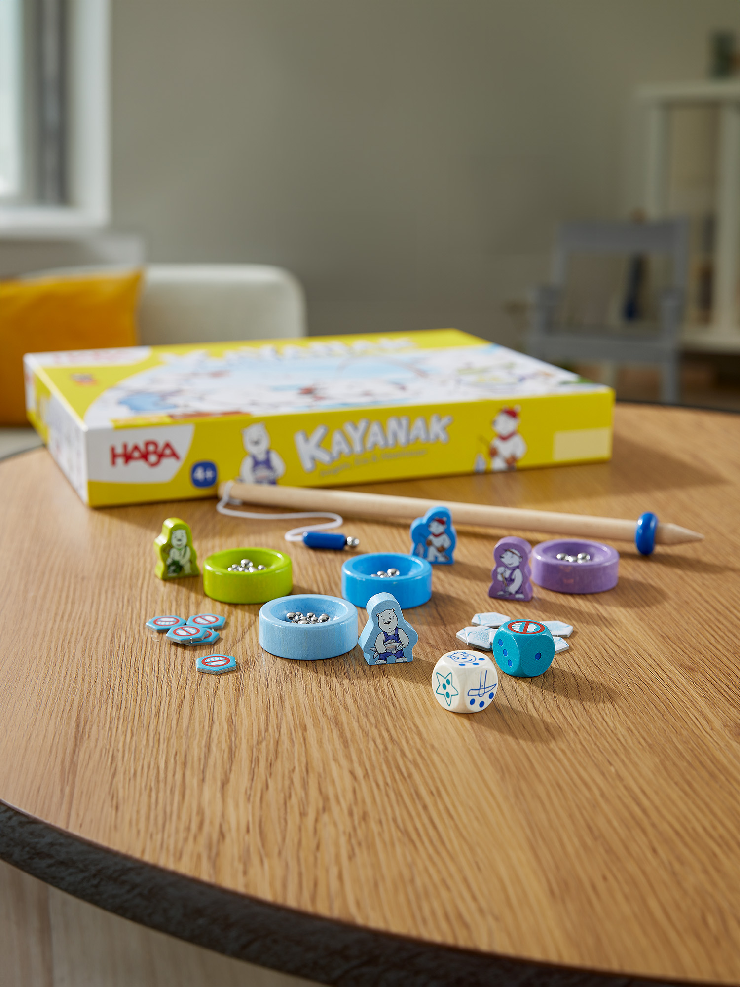 Ein Holztisch mit einem Brettspiel und Spielsteinen. Der Hintergrund ist ein verschwommener Raum.