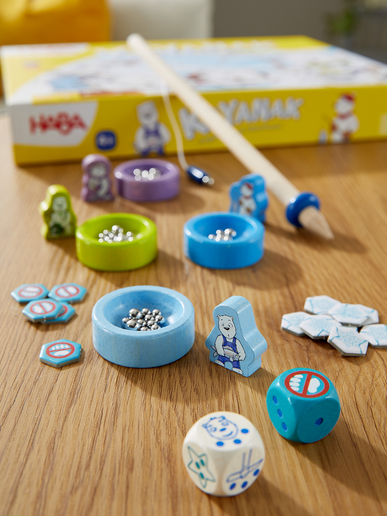 Holzbrettspiel mit Spielfiguren auf einem Holztisch angeordnet.
