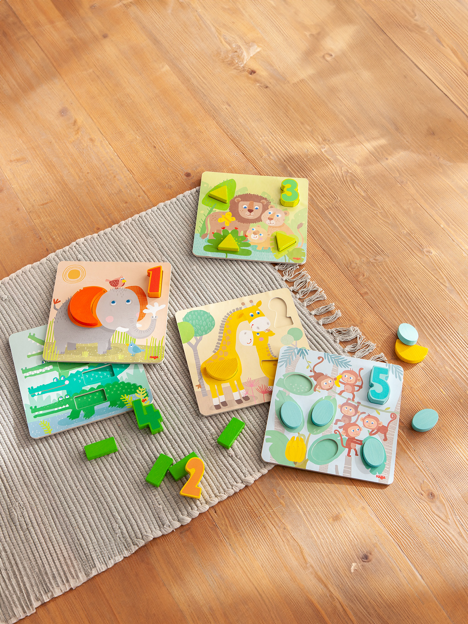 Holzpuzzles mit Tier- und Zahlenformen. Elefant, Löwe, Giraffe, Krokodil, Affen.