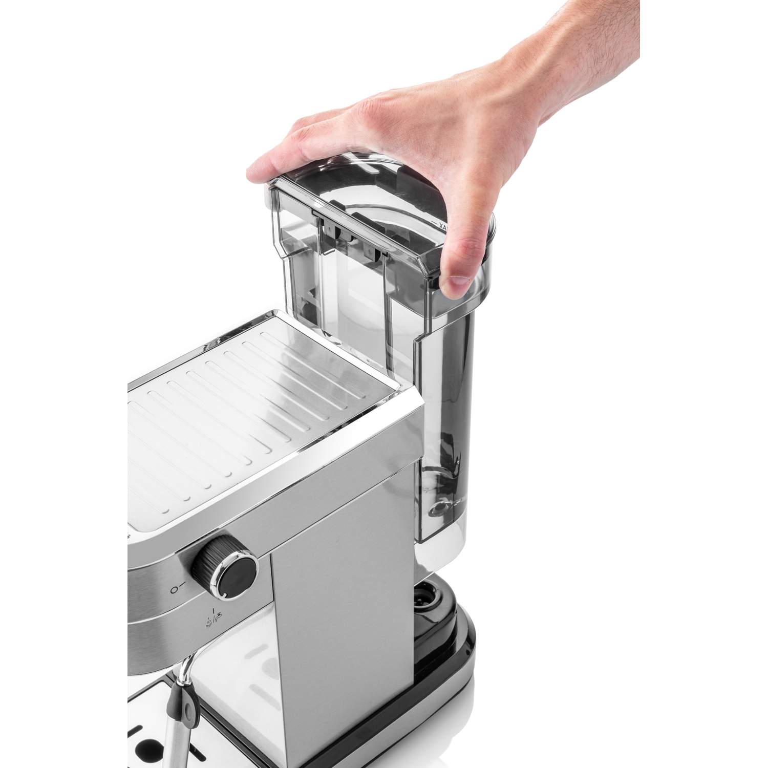 Ręka umieszcza zbiornik na wodę w srebrnym ekspresie do espresso. Białe tło, zbliżenie.