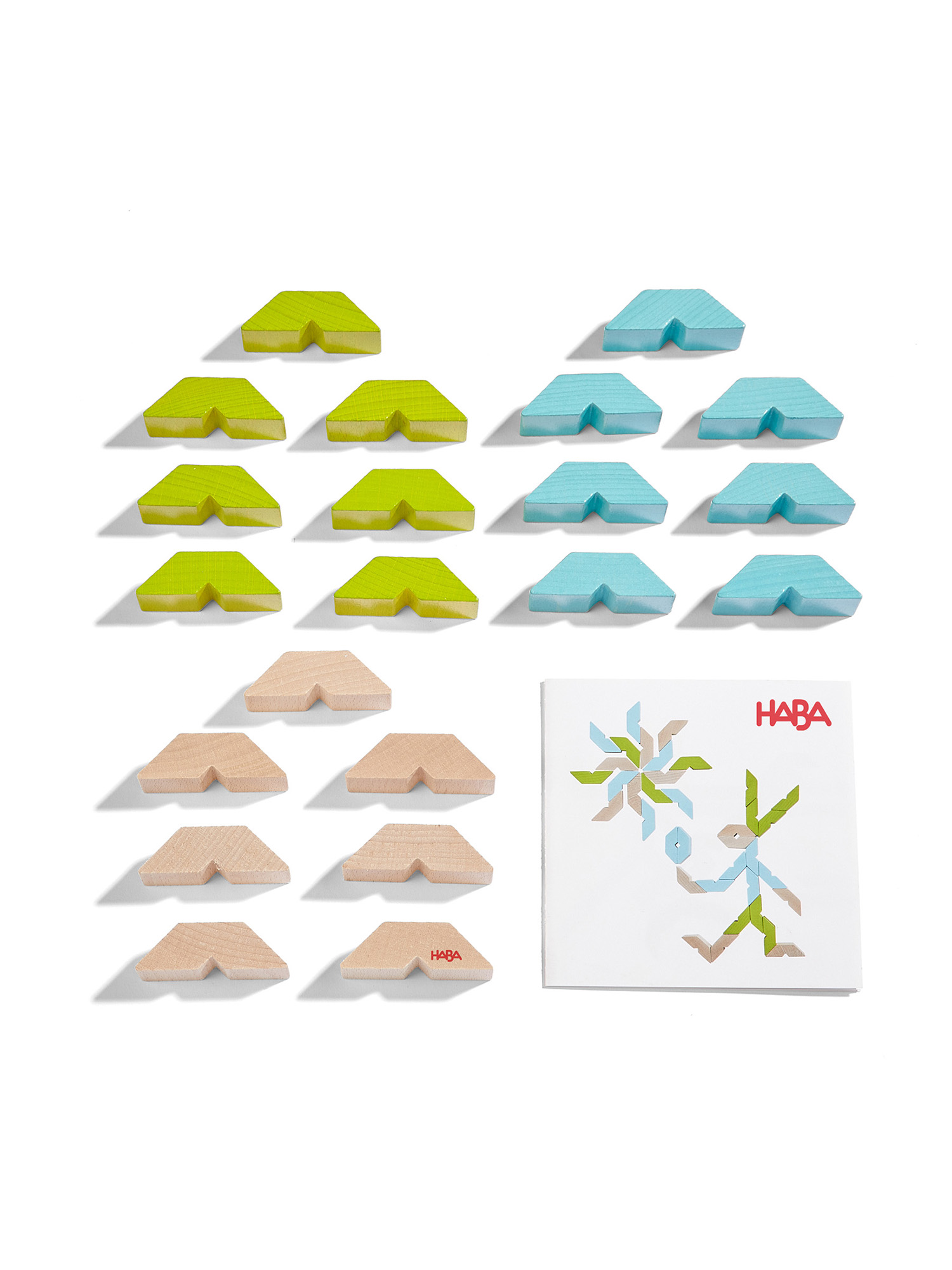 Drewniane klocki w kolorach zielonym, niebieskim i brązowym, z broszurą i logo HABA na białej powierzchni.