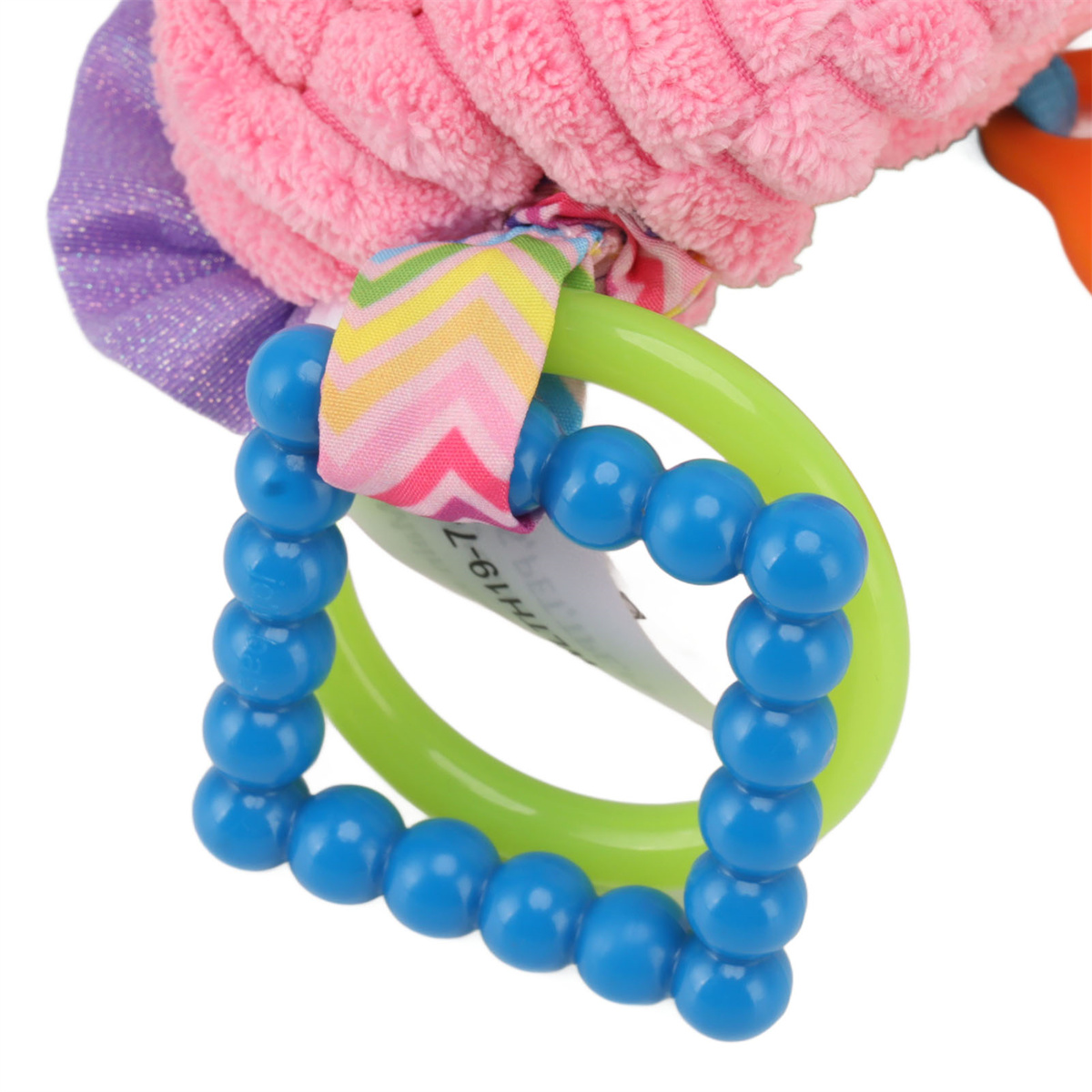 Babyspielzeug mit bunten Perlen und einem Stofftier. Das Spielzeug hat einen grünen Ring und blaue Perlen.