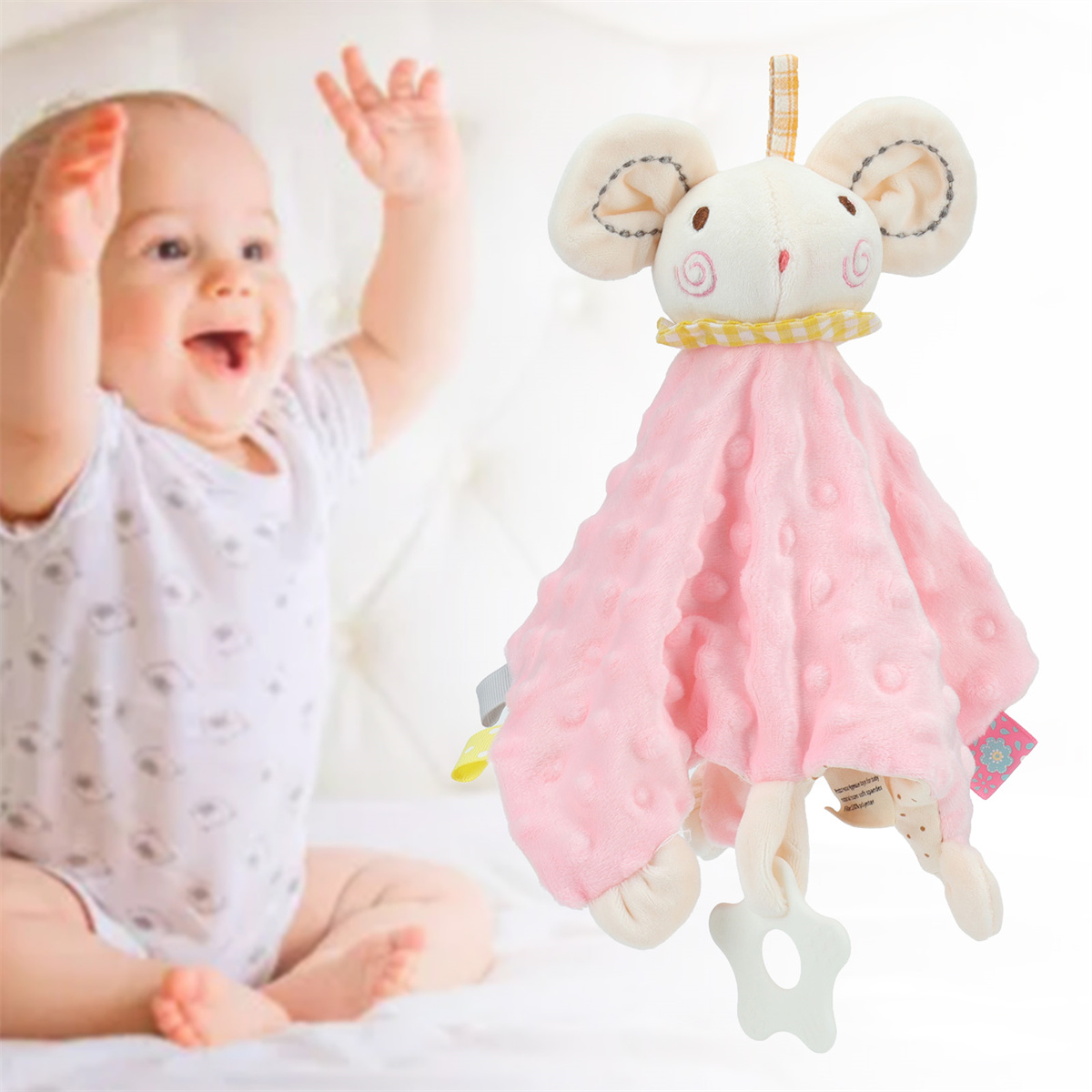 Ein Baby lächelt und greift nach einem rosa Stofftier mit einem Sterntrinkbecher. Das Spielzeug hat ein weißes Gesicht.