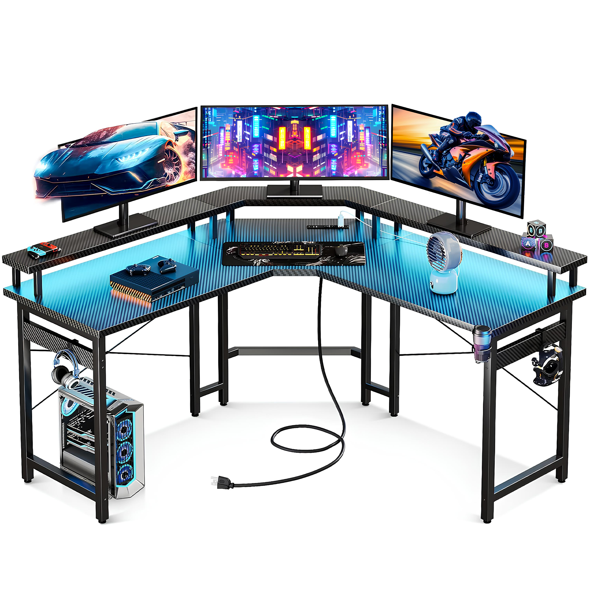 L-förmiger Gaming-Schreibtisch mit mehreren Monitoren, die Autos, ein Motorrad und eine Stadt zeigen.