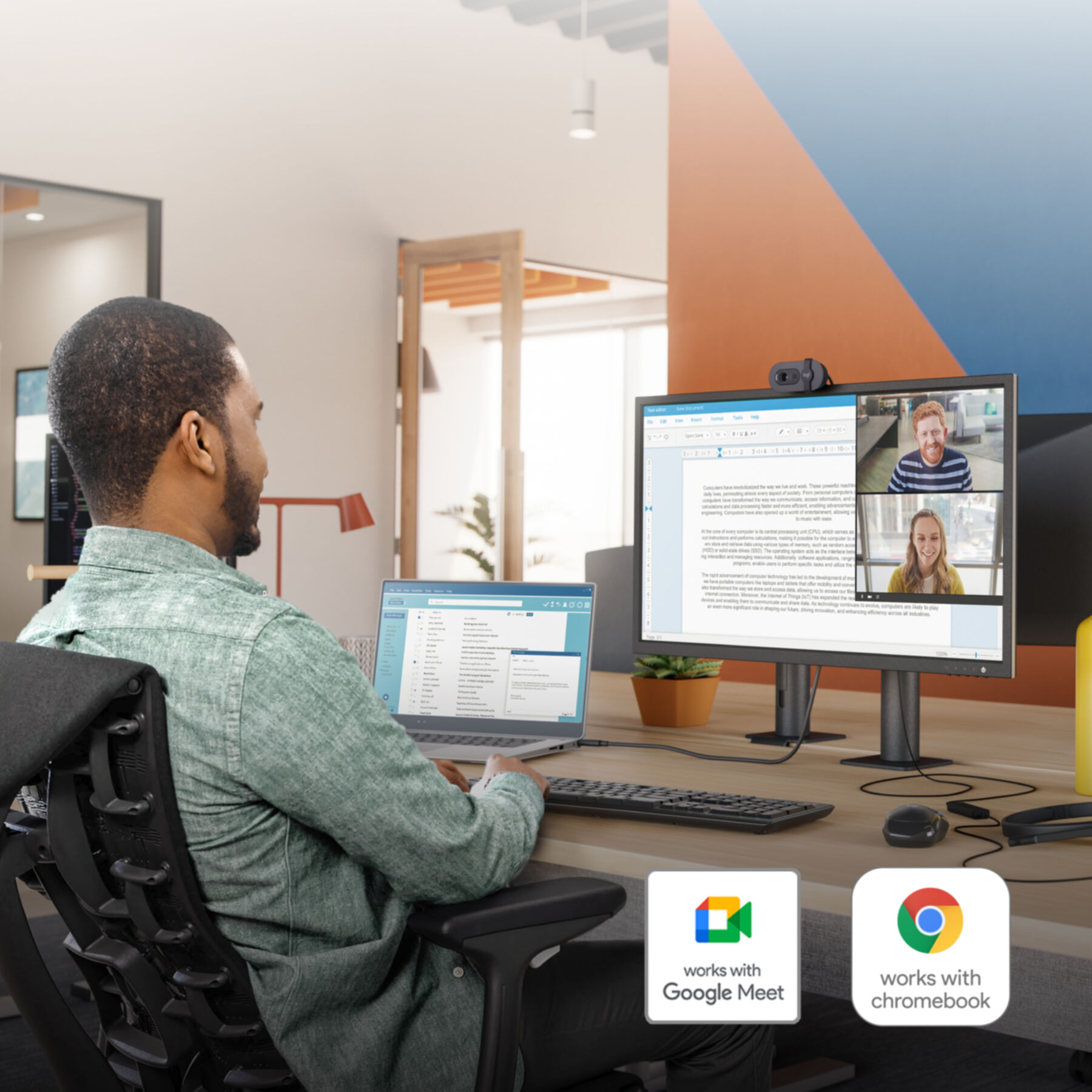 Mężczyzna używa laptopa i wideokonferencji na monitorze. Widoczne logo Google Meet i Chrome.