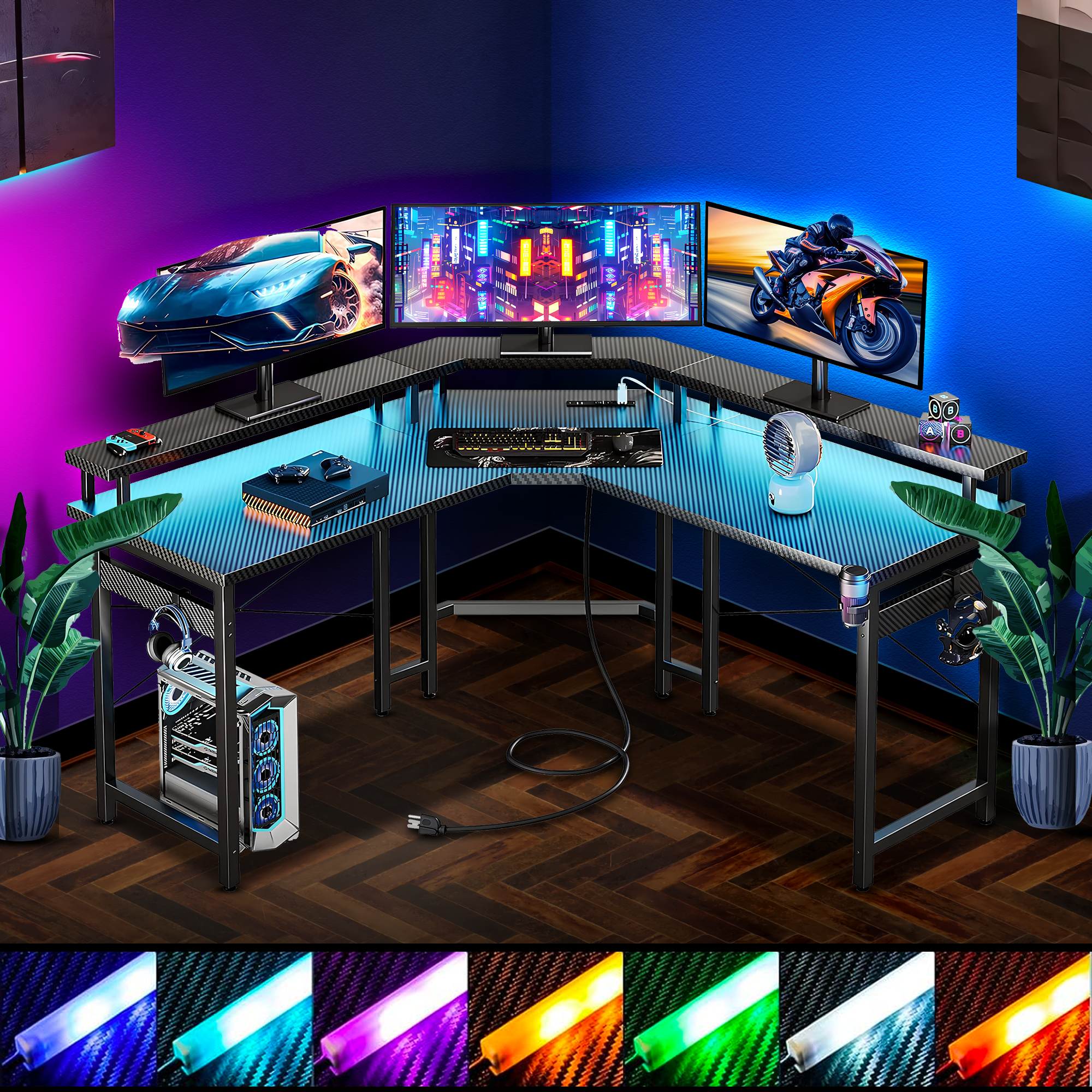 L-förmiger Gaming-Schreibtisch mit Monitoren, die Stadtlandschaften und ein Motorrad zeigen. Farbige Lichter und Pflanzen.