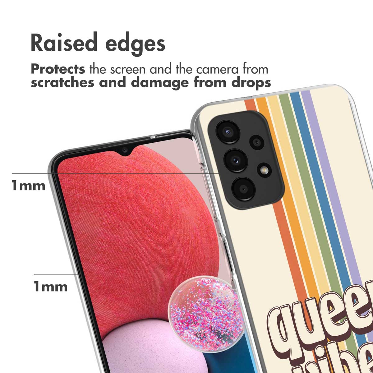 Close-up van een telefoonhoesje met een regenboogontwerp. De randen zijn verhoogd.