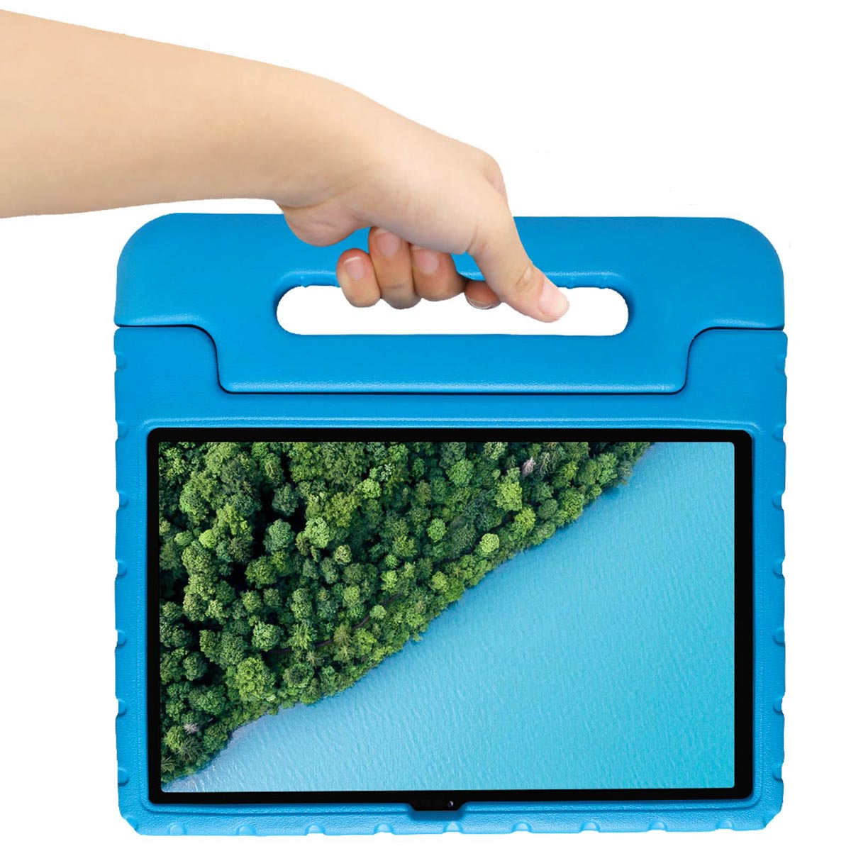 Kindshand houdt blauwe tablethoes vast met scherm dat groen bos en blauw water toont.