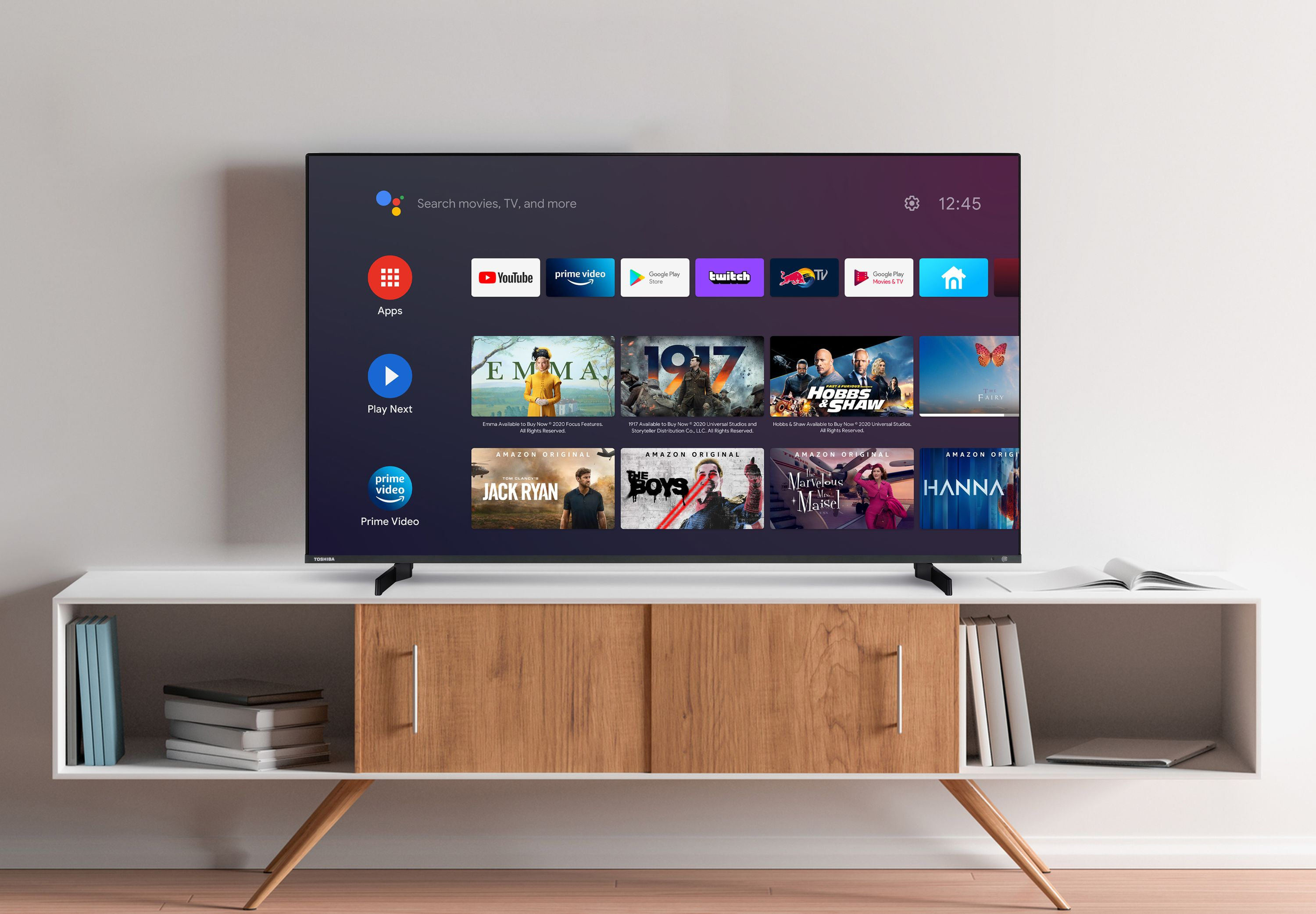 Ein Flachbildfernseher auf einem weißen Schrank zeigt eine Smart-TV-Oberfläche mit App-Symbolen und Filmen.