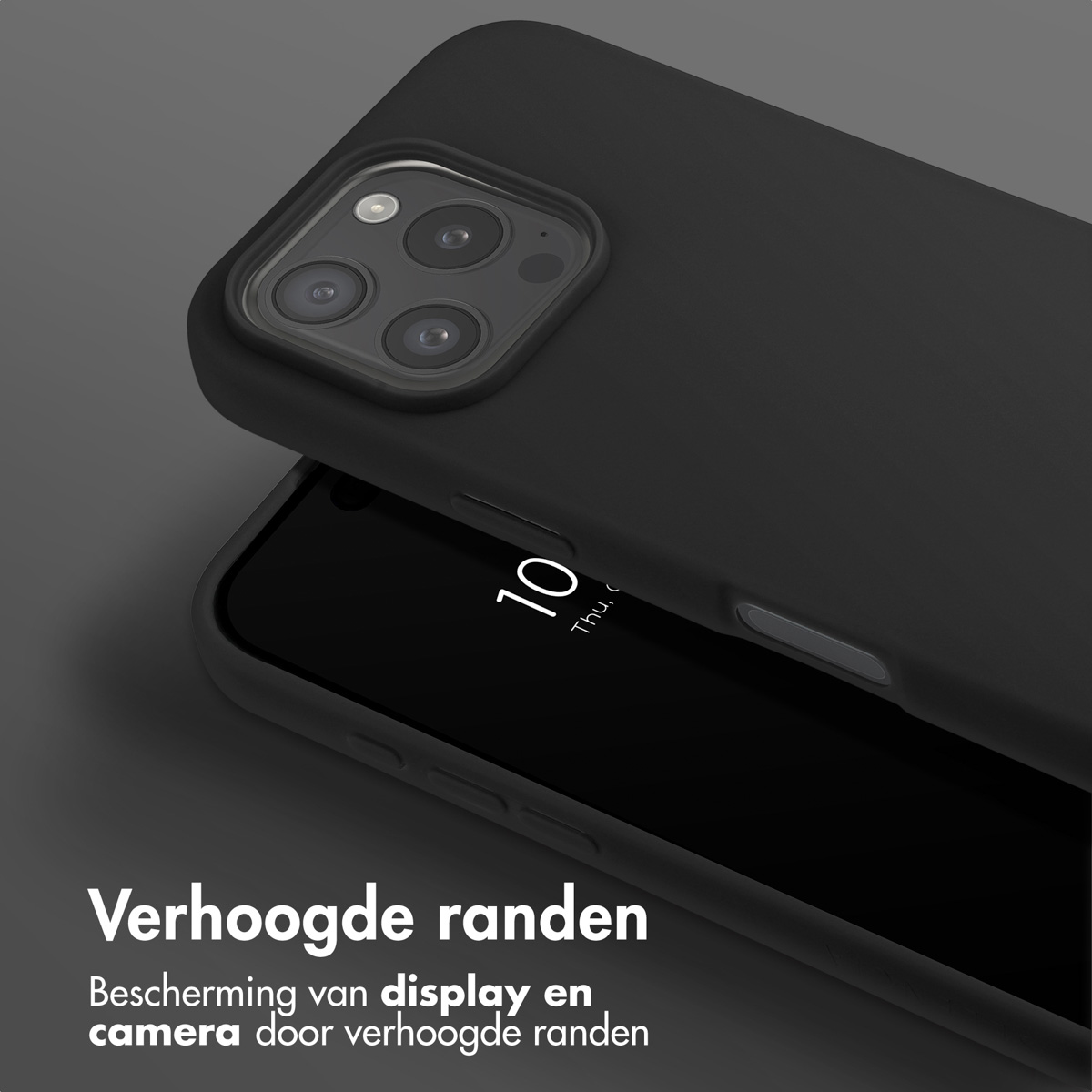 Zwarte telefoonhoes op zwarte telefoon, met verhoogde randen, beschermt scherm en camera.
