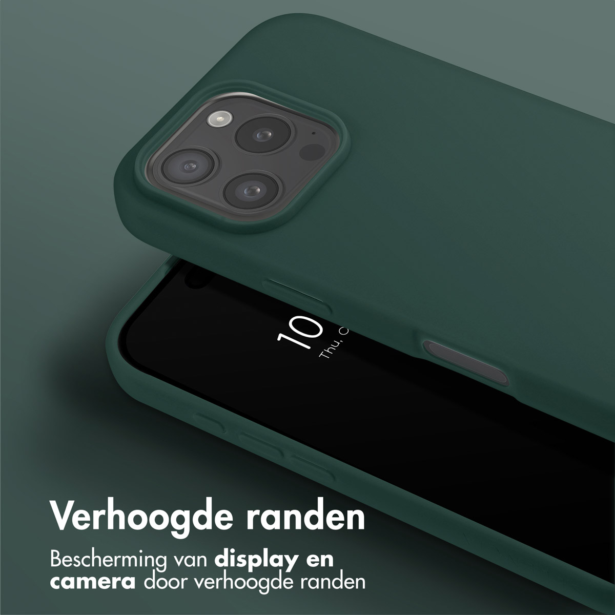 Een groene telefoonhoes met de telefoon erin. De hoes heeft opstaande randen voor scherm en camera.