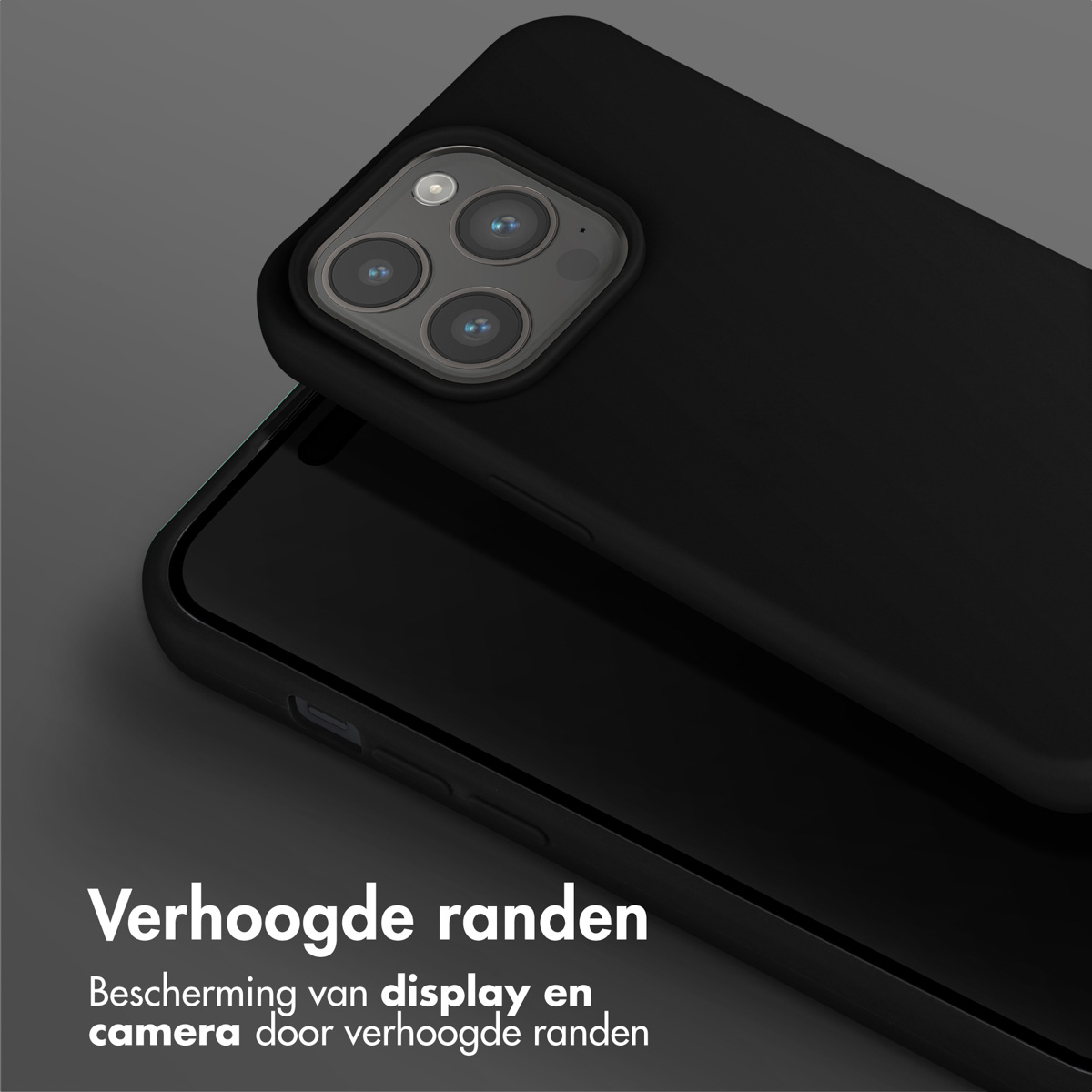 Coque de téléphone noire avec bords surélevés. Un téléphone est à l'intérieur de la coque, un autre au-dessus. Fond gris.