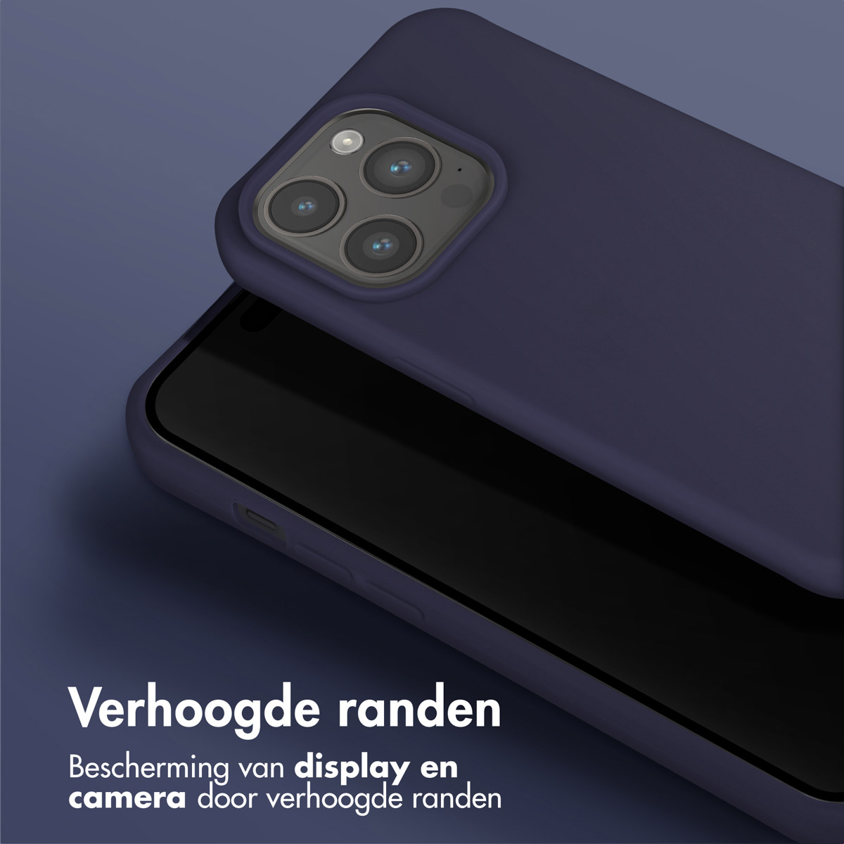 Coque de téléphone bleue. Bords surélevés protègent caméra et écran. Texte en néerlandais.