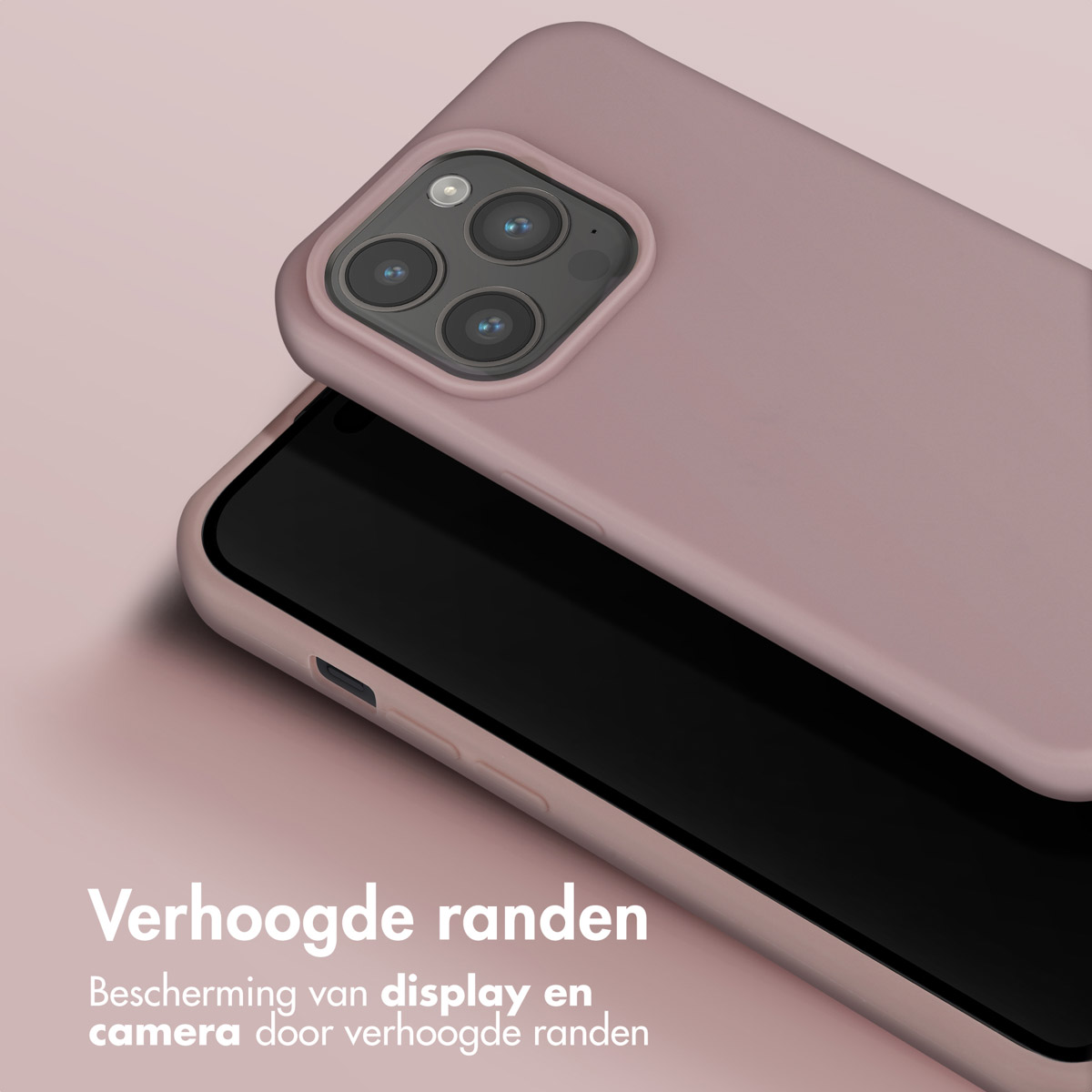 Coque de téléphone rose. Bords surélevés protègent caméra et écran. Texte en néerlandais.