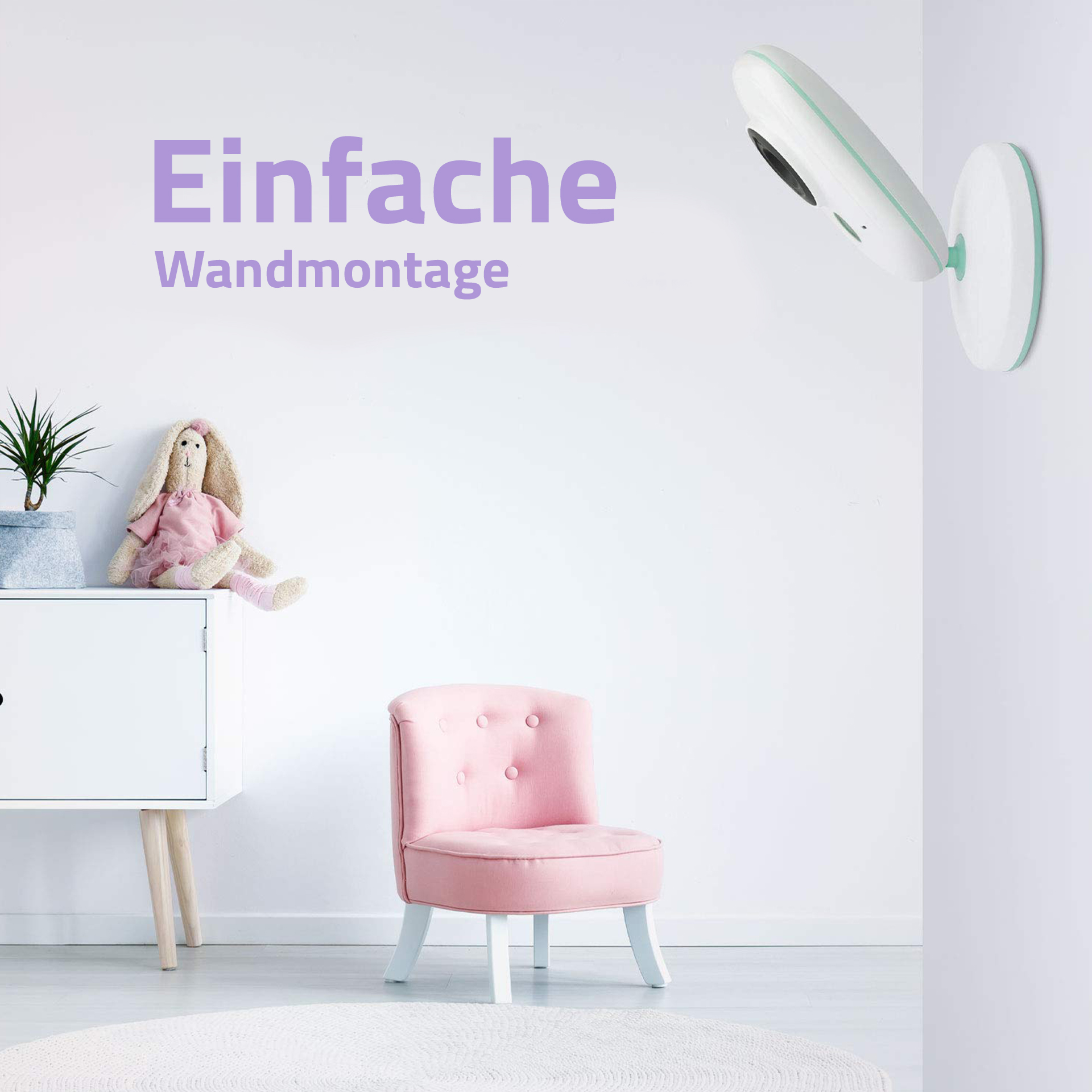 Weiße Wand mit einem Babyphone, einem rosa Stuhl und einem Stoffhasen. Text: Einfache Wandmontage.