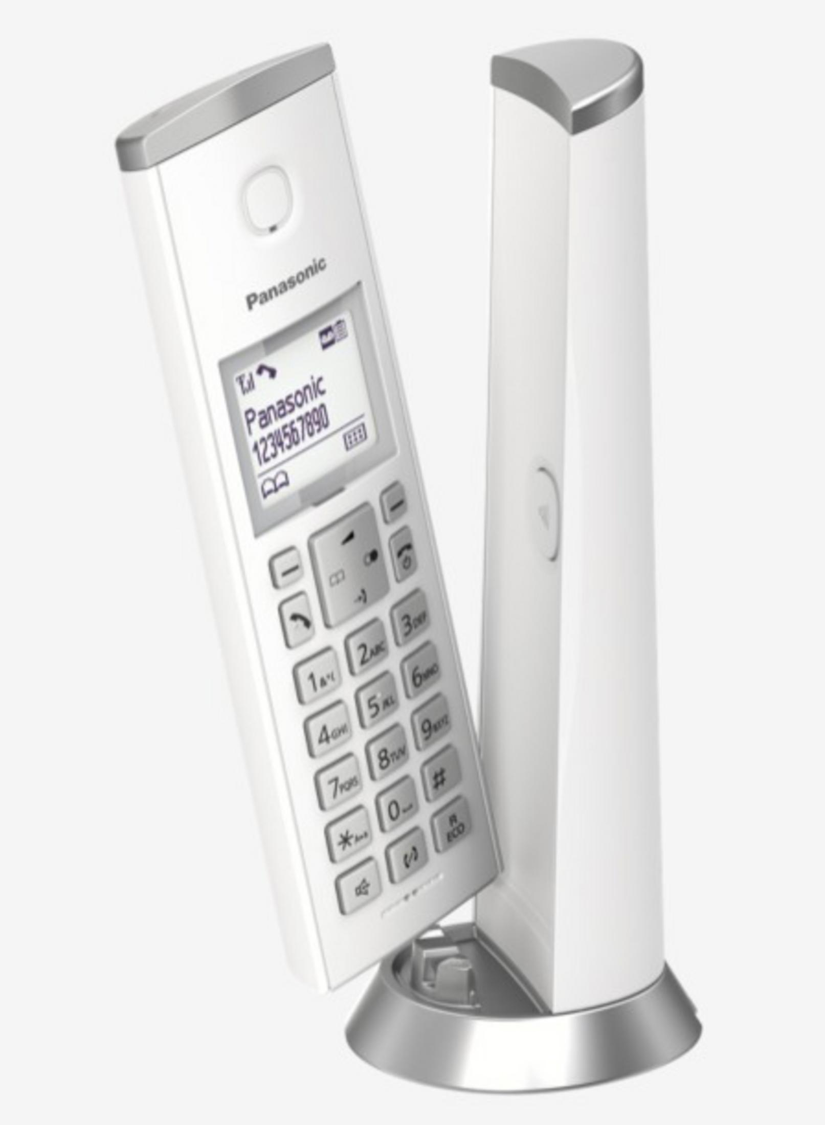 Telefono cordless bianco con base. Il telefono è angolato e verticale.
