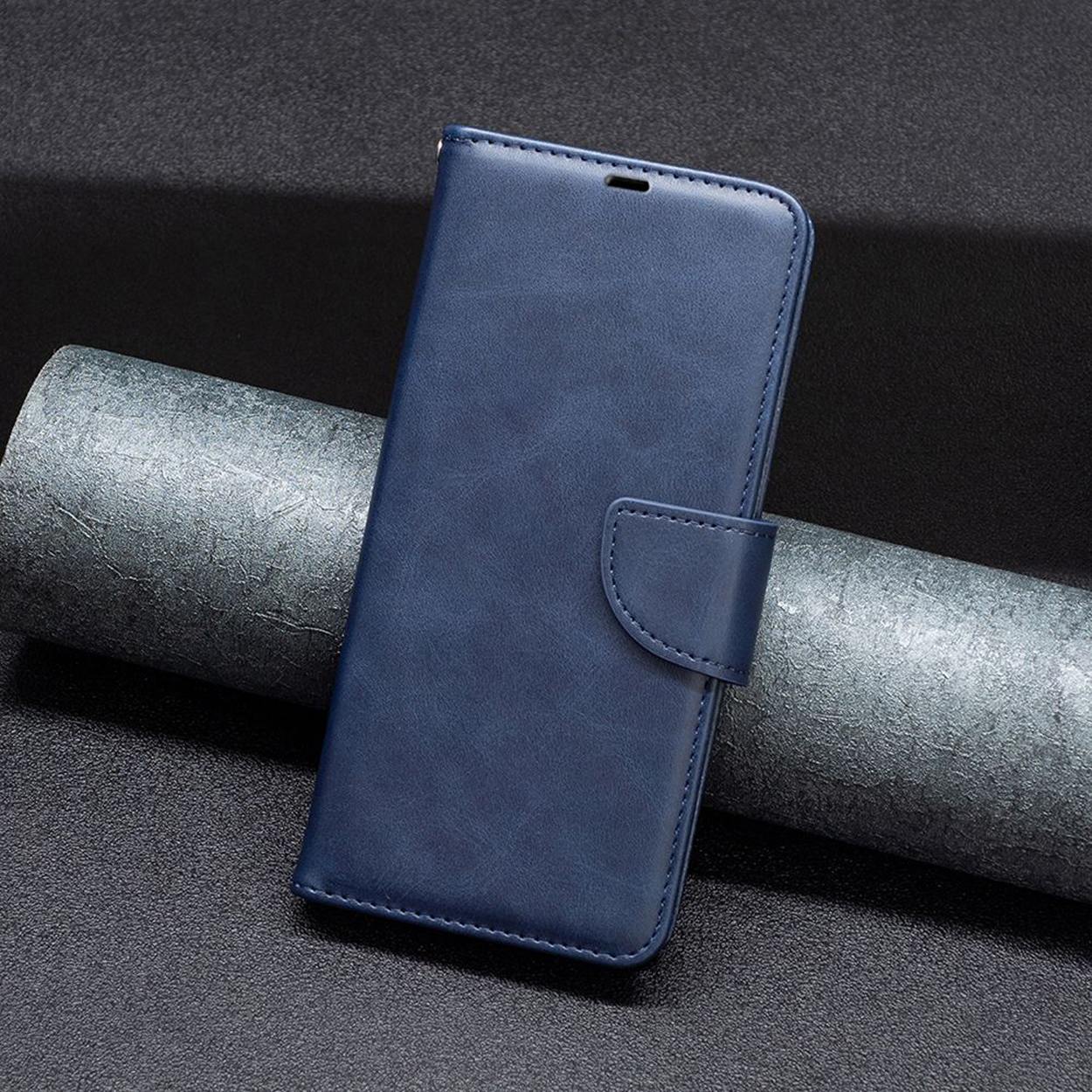 Un étui de téléphone bleu fermé avec une fermeture magnétique. L'étui est fait d'un matériau semblable au cuir.