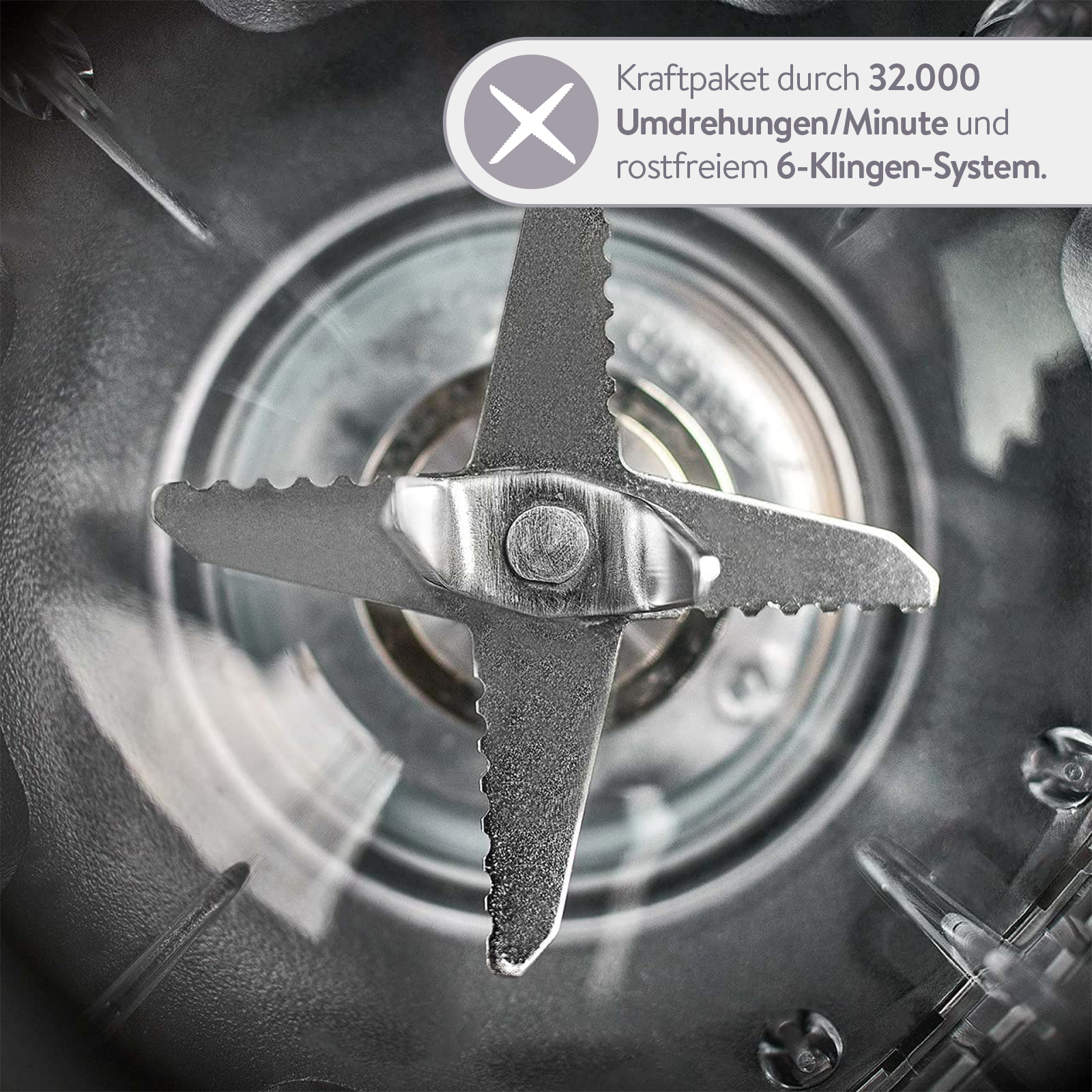 Nahaufnahme der Edelstahlklingenbaugruppe eines Mixers, umgeben von internen Komponenten.
