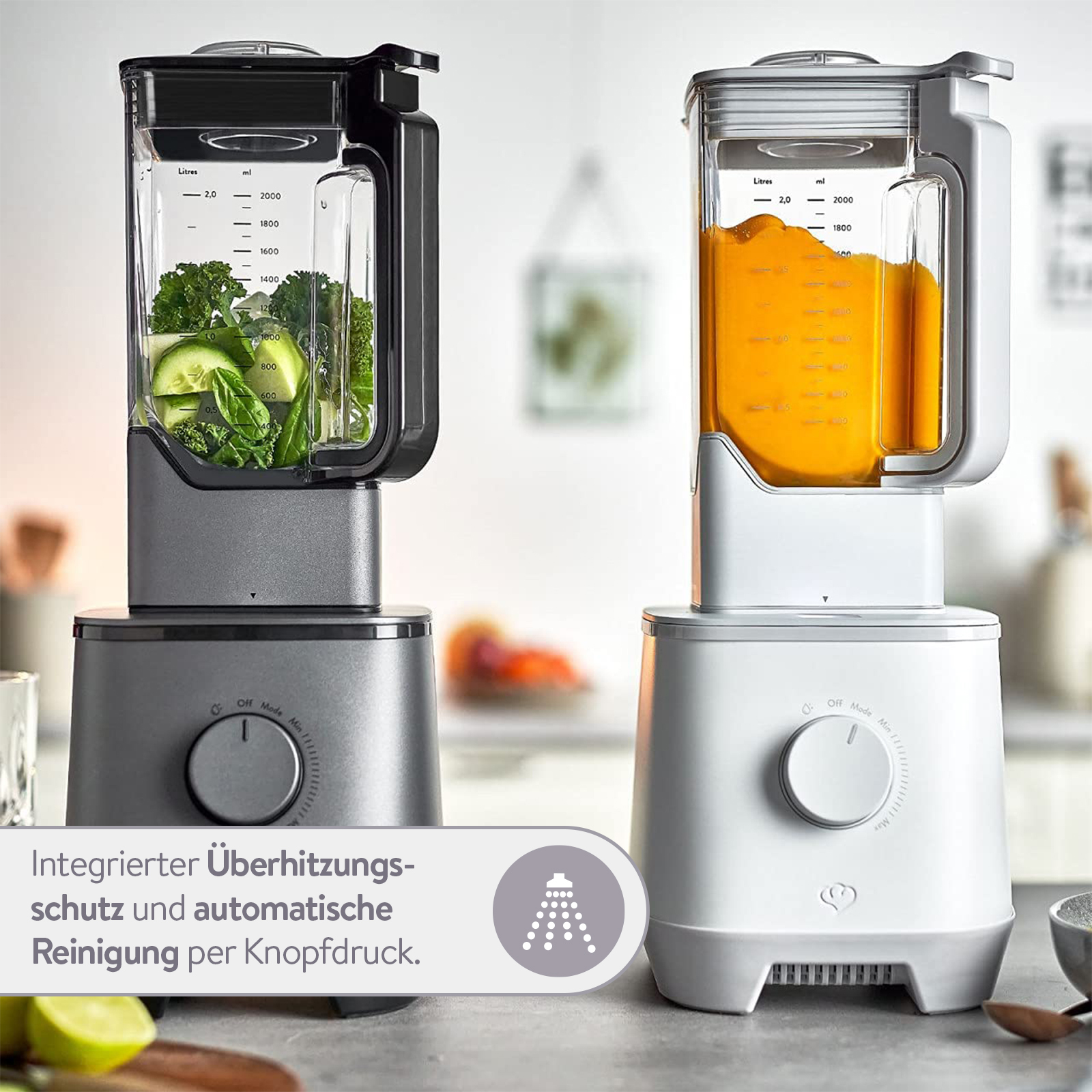Zwei Mixer, einer mit Grünzeug und Gurke, der andere mit orangener Flüssigkeit. Text links.