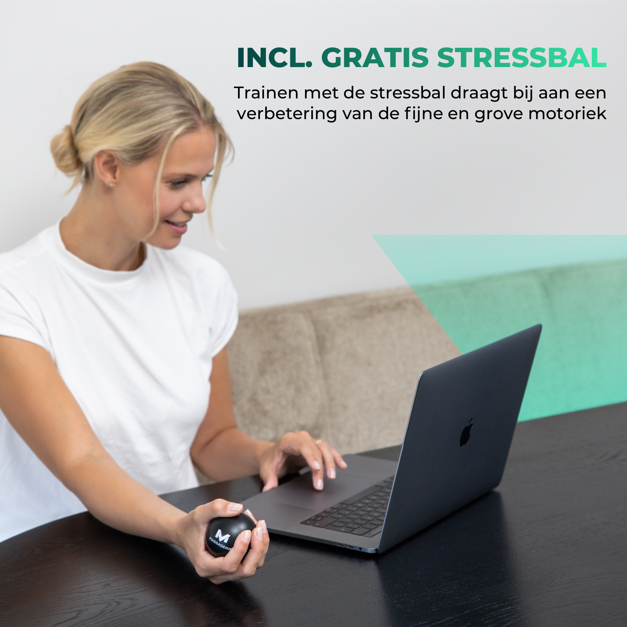 Frau hält schwarzen Stressball, arbeitet am Laptop. Schwarzer Tisch, neutraler Hintergrund.