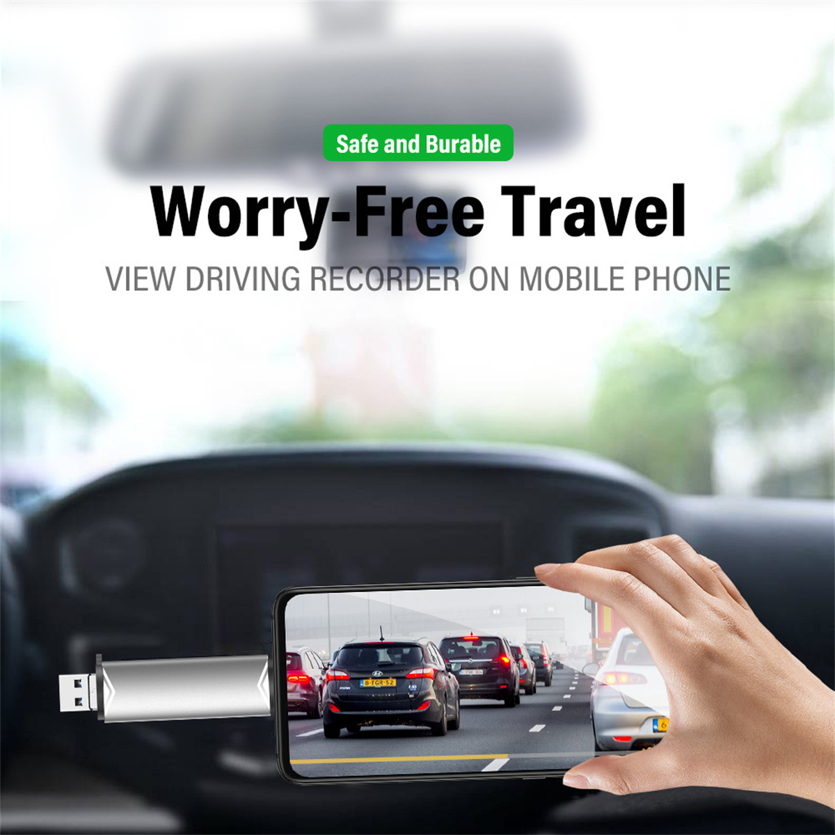 Ein Telefon im Auto zeigt eine Ansicht von Autos auf der Straße. Ein USB-Stick ist ebenfalls sichtbar.