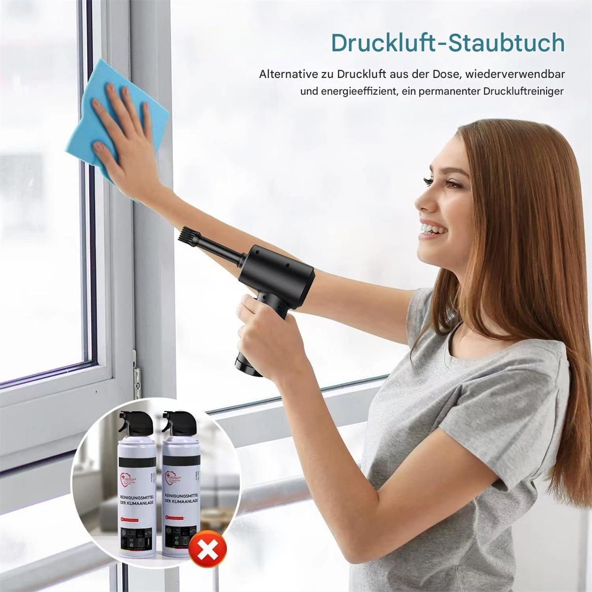 Frau reinigt Fenster mit blauem Tuch und Luftstaubsauger. Zwei Reinigungssprays links.