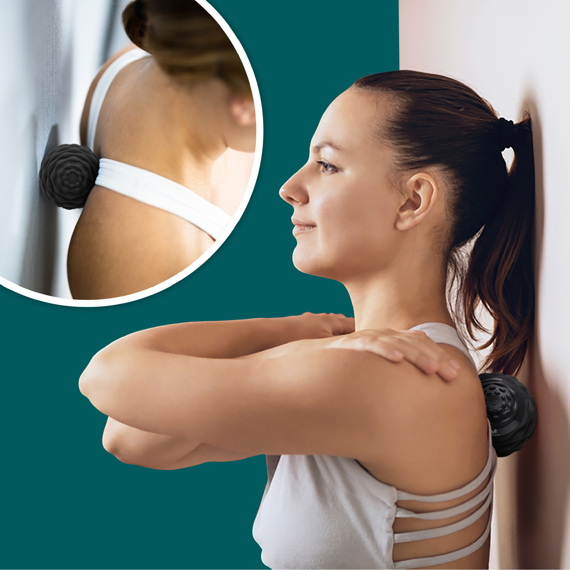 Femme utilisant une boule de massage sur son dos contre un mur, gros plan sur la boule et son épaule.