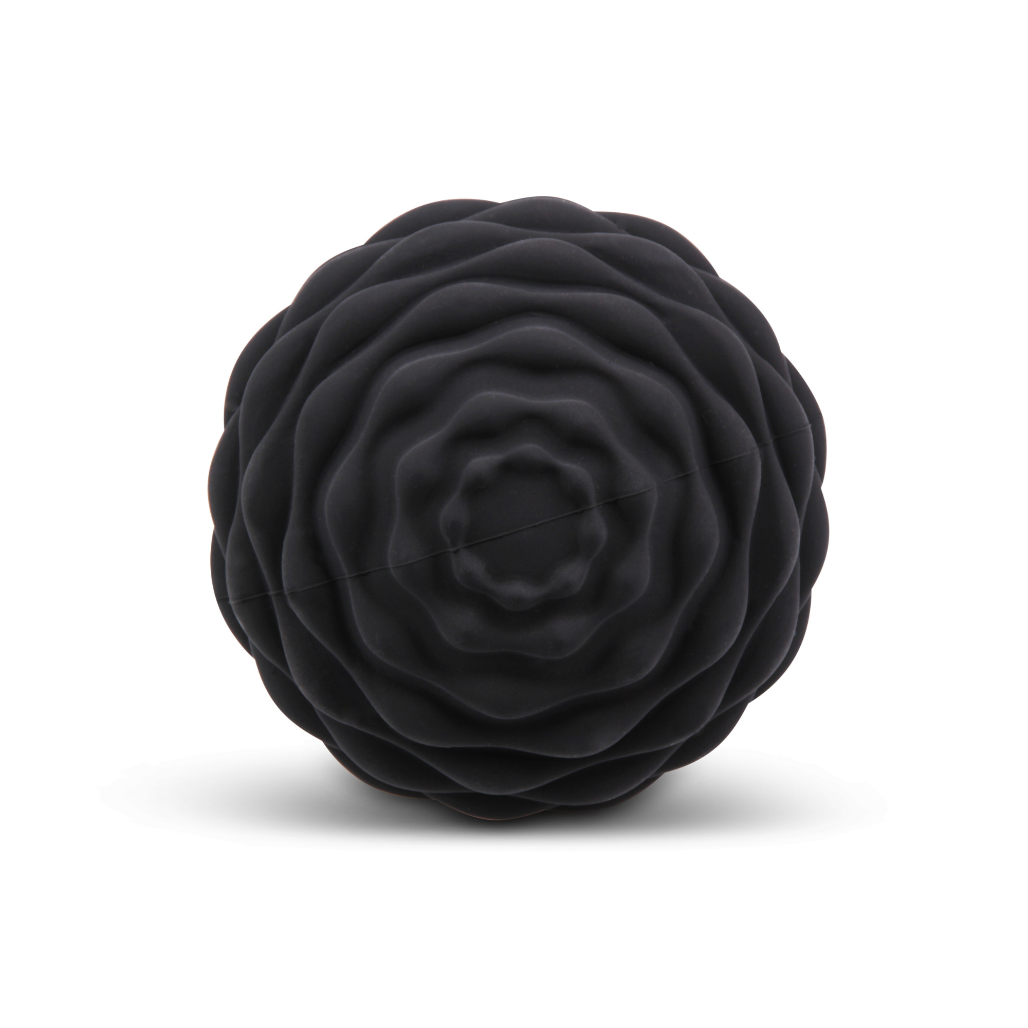 Boule noire texturée, avec un motif en spirale. Sur un fond blanc.