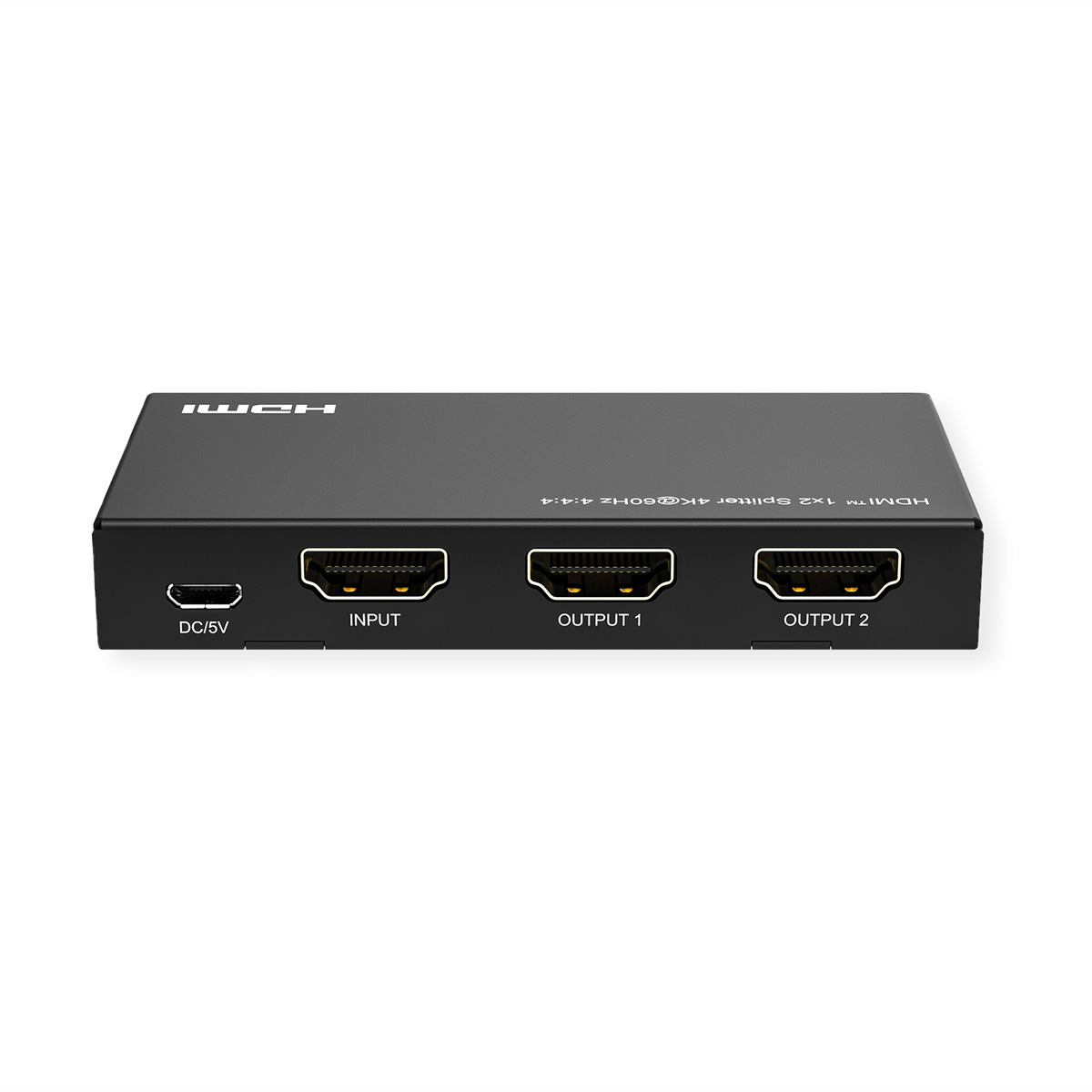 Een zwarte HDMI-splitter met drie gelabelde in-/uitgangspoorten. Witte achtergrond.