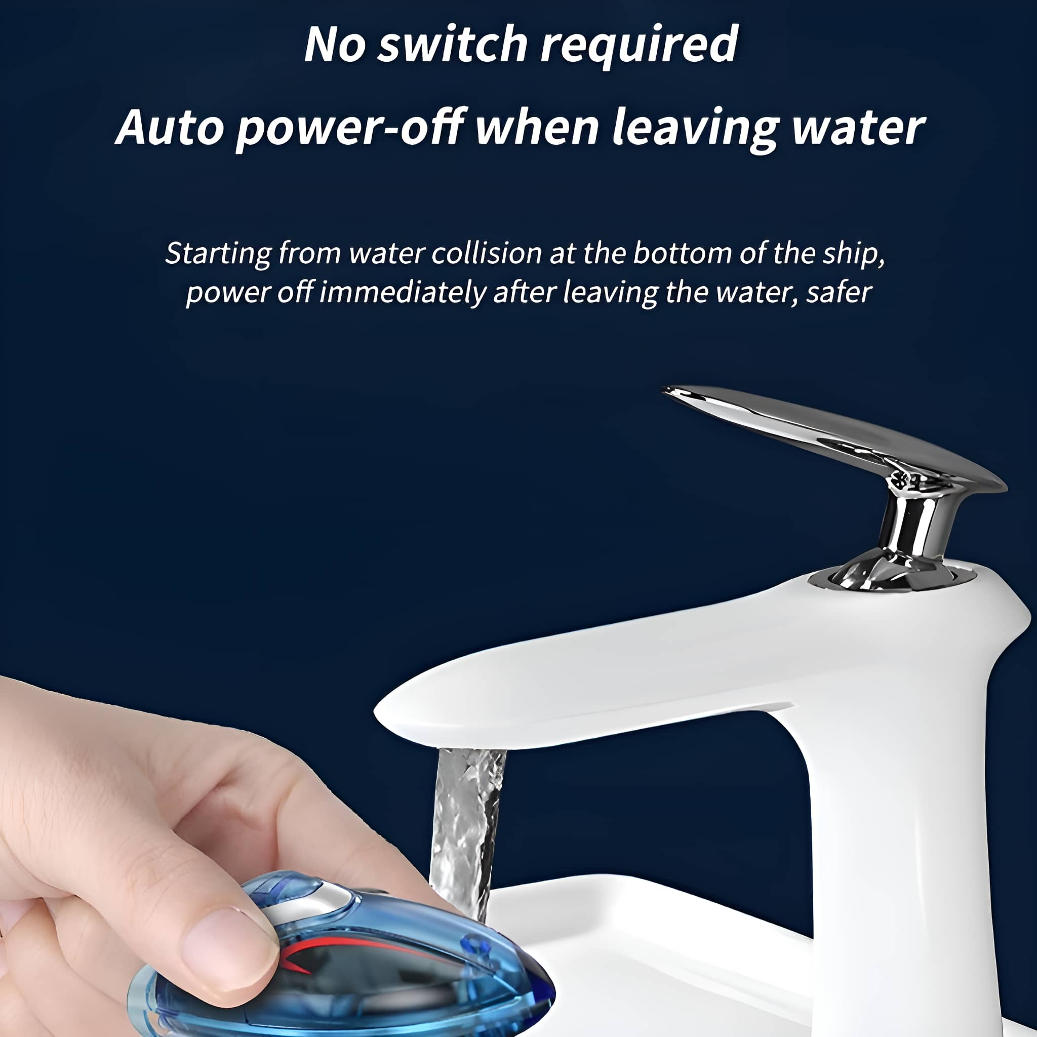 Weißer Wasserhahn mit fließendem Wasser. Hand hält einen blauen Sensor. Text: Auto Power-Off.